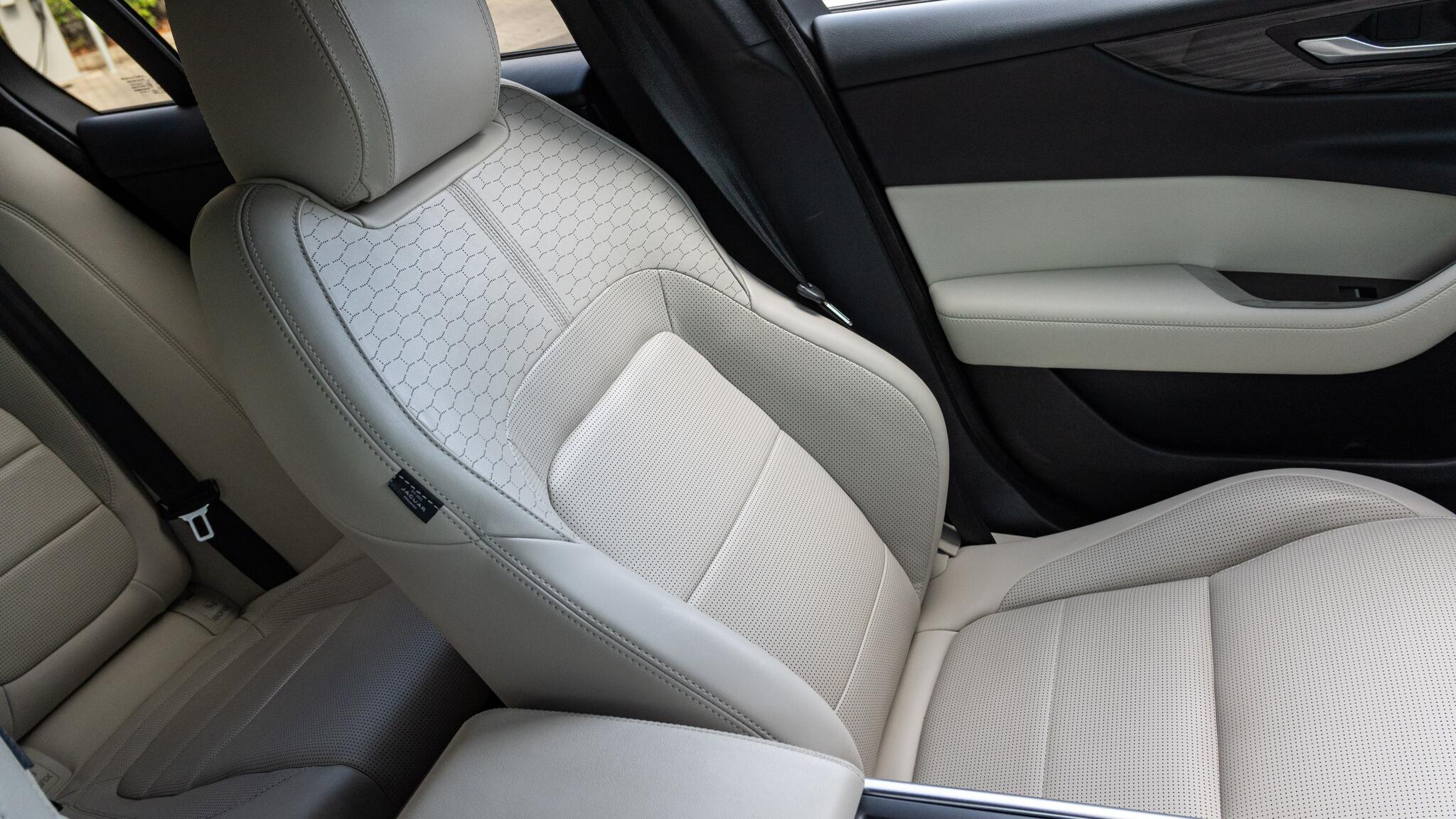 Jaguar Xe view 21