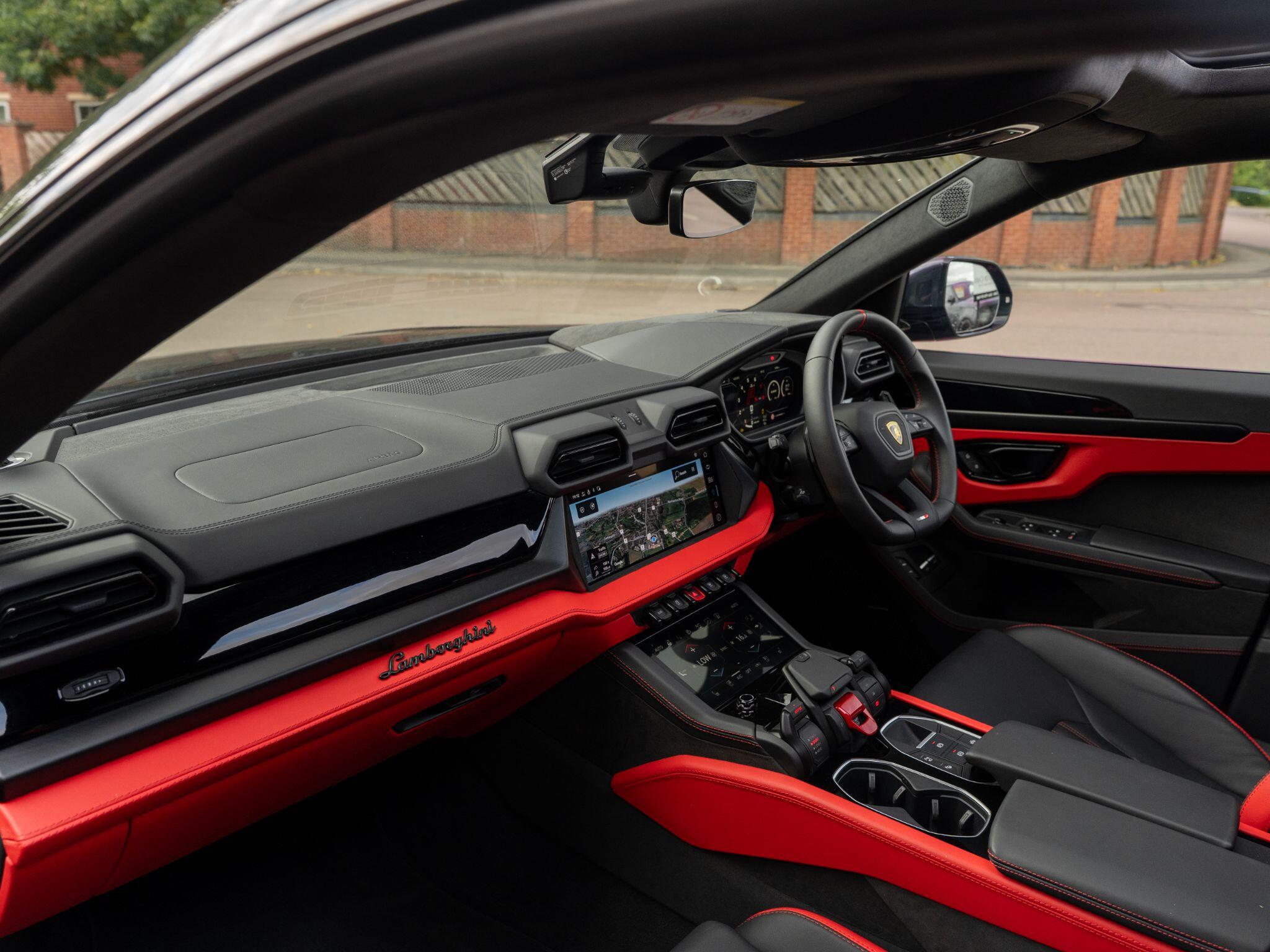 Lamborghini Urus view 34