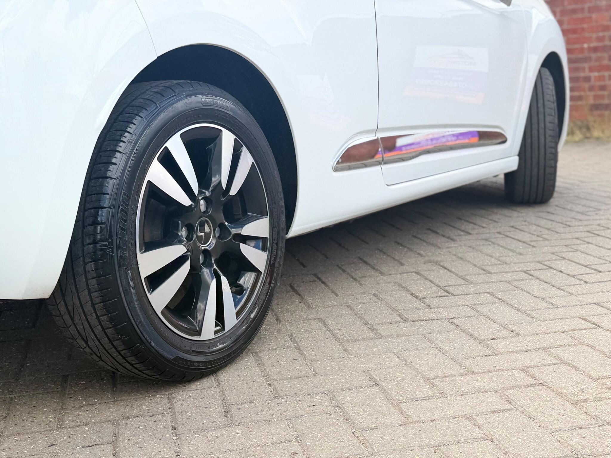 DS Automobiles DS 3 view 10