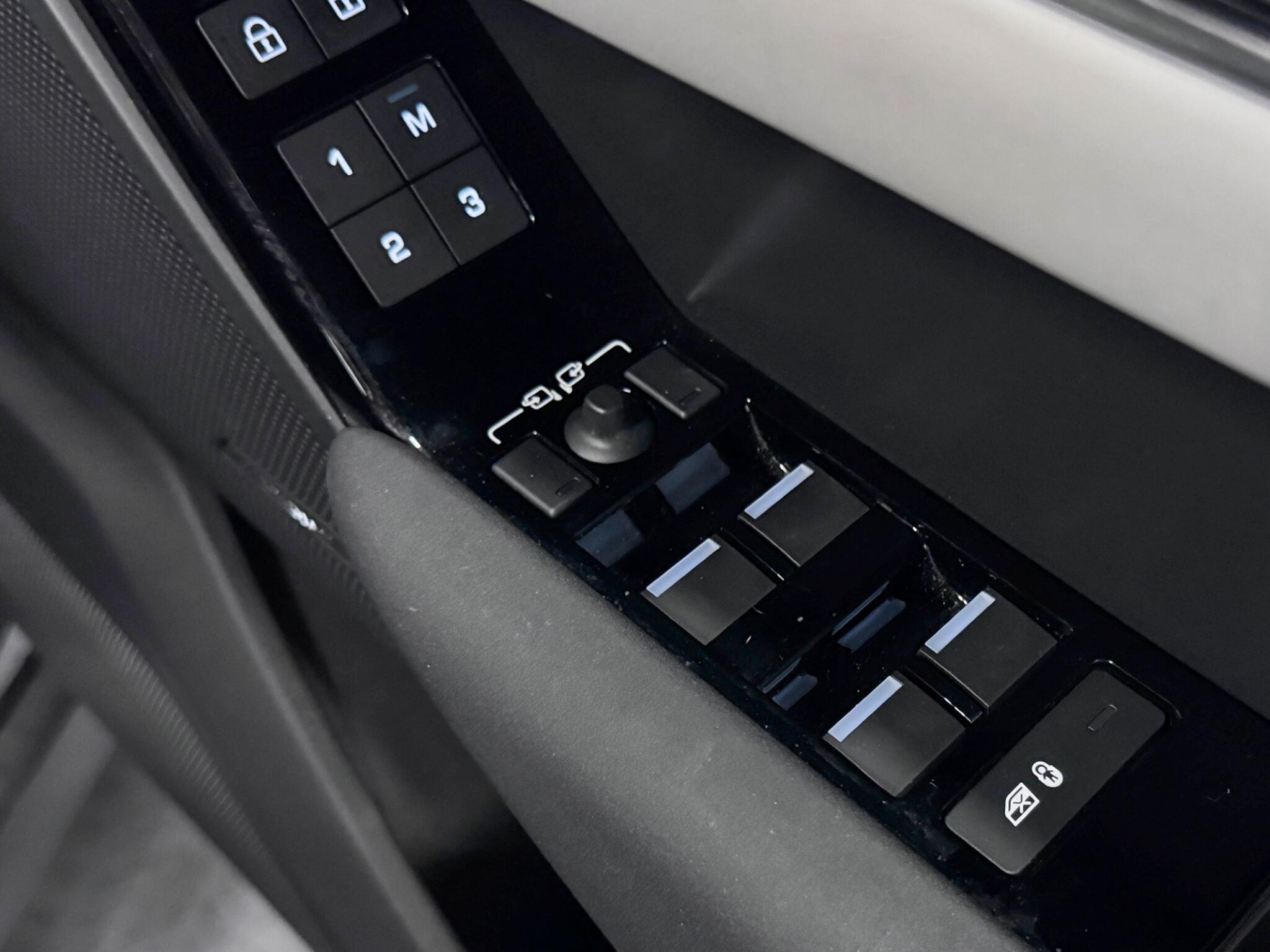 Land Rover Range Rover Velar view 21