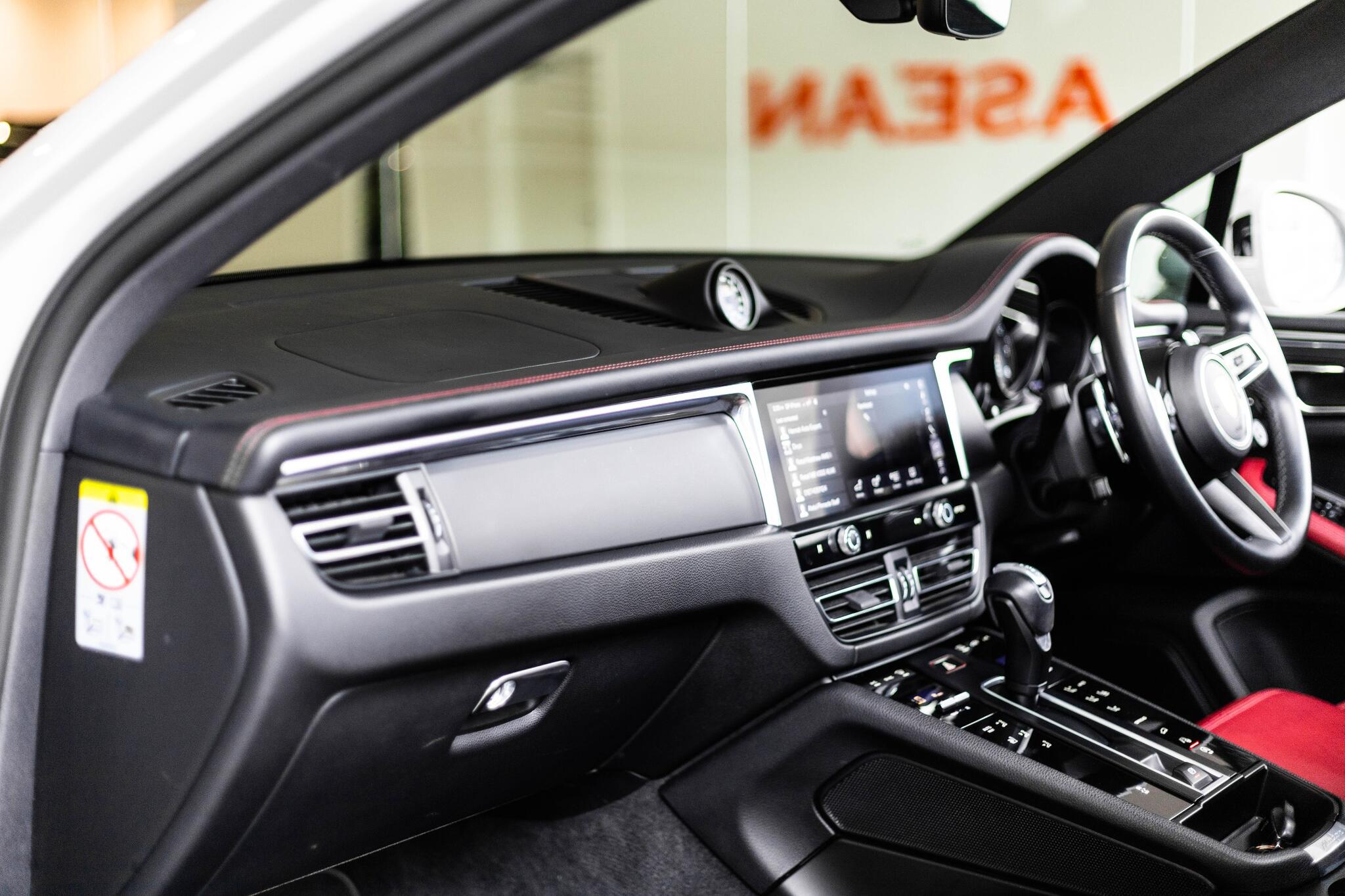 Porsche Macan view 11