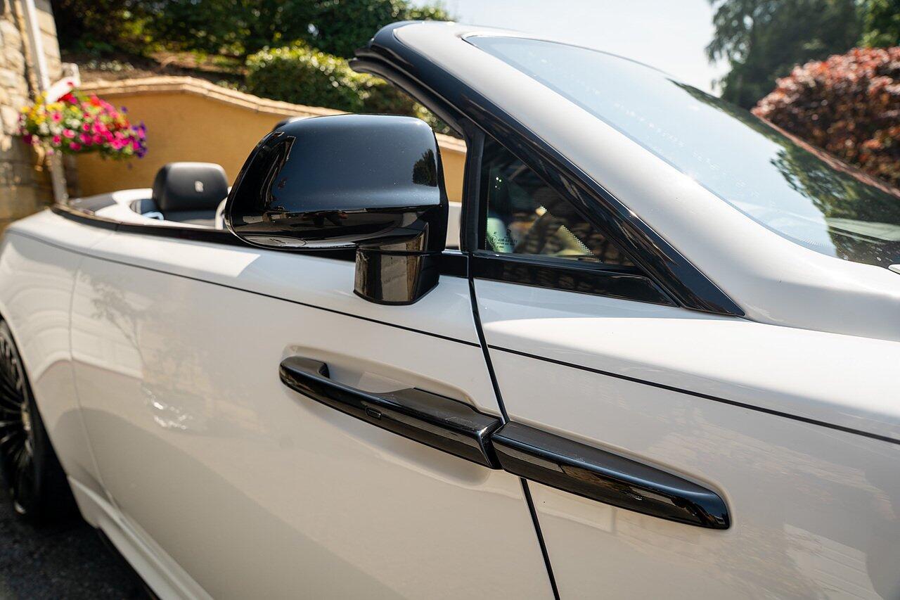Rolls-Royce Dawn view 32