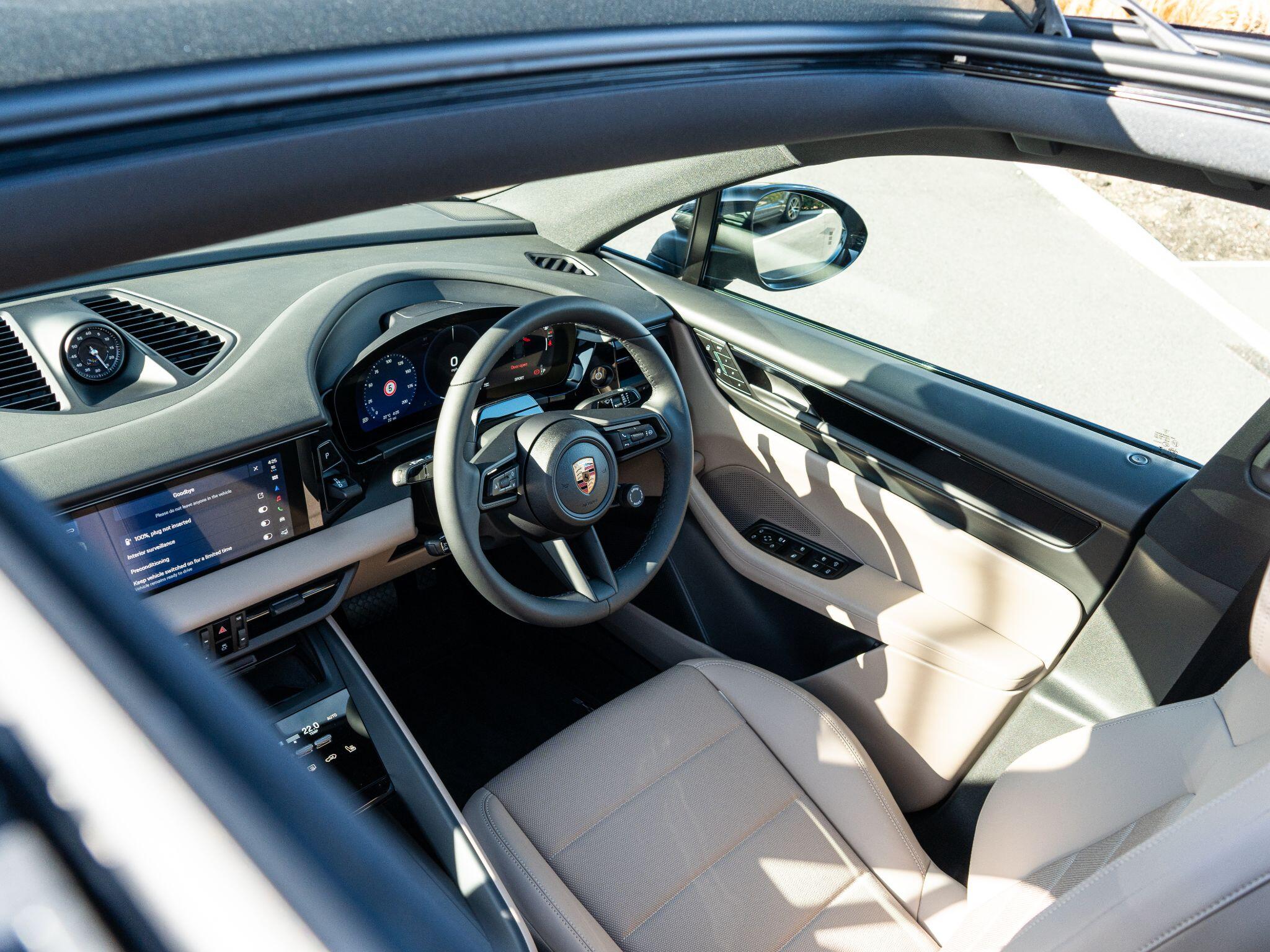 Porsche Macan view 25