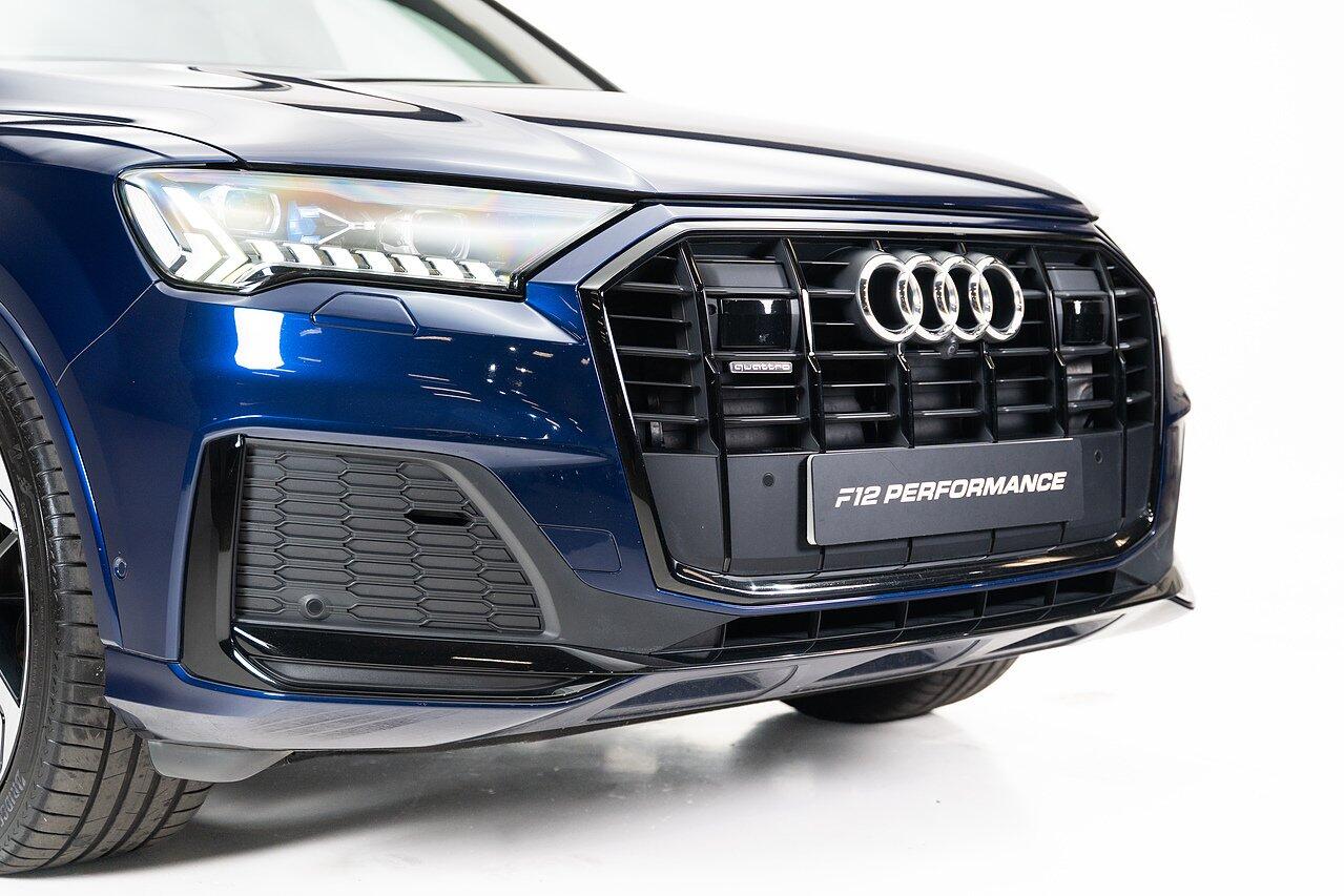 Audi Q7 view 14