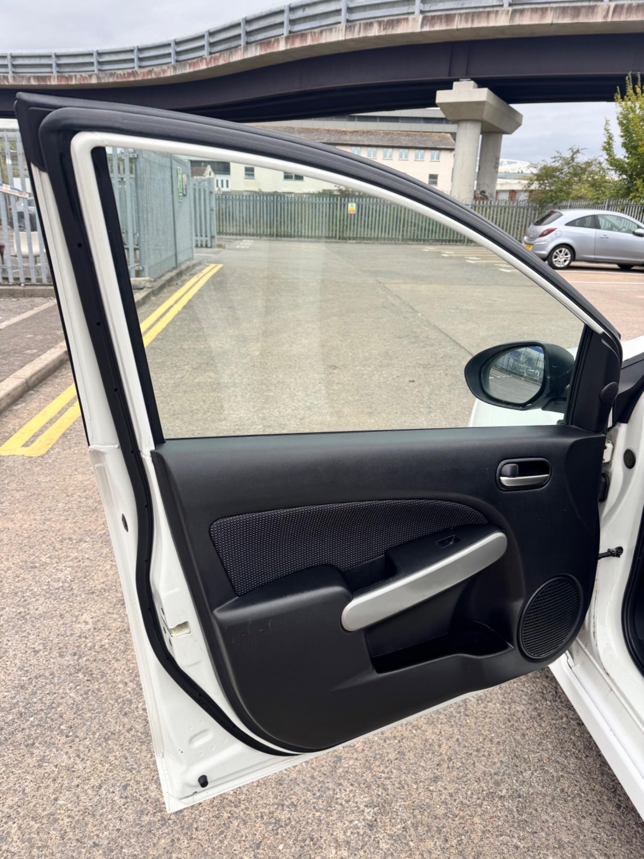 Mazda Mazda2 view 29