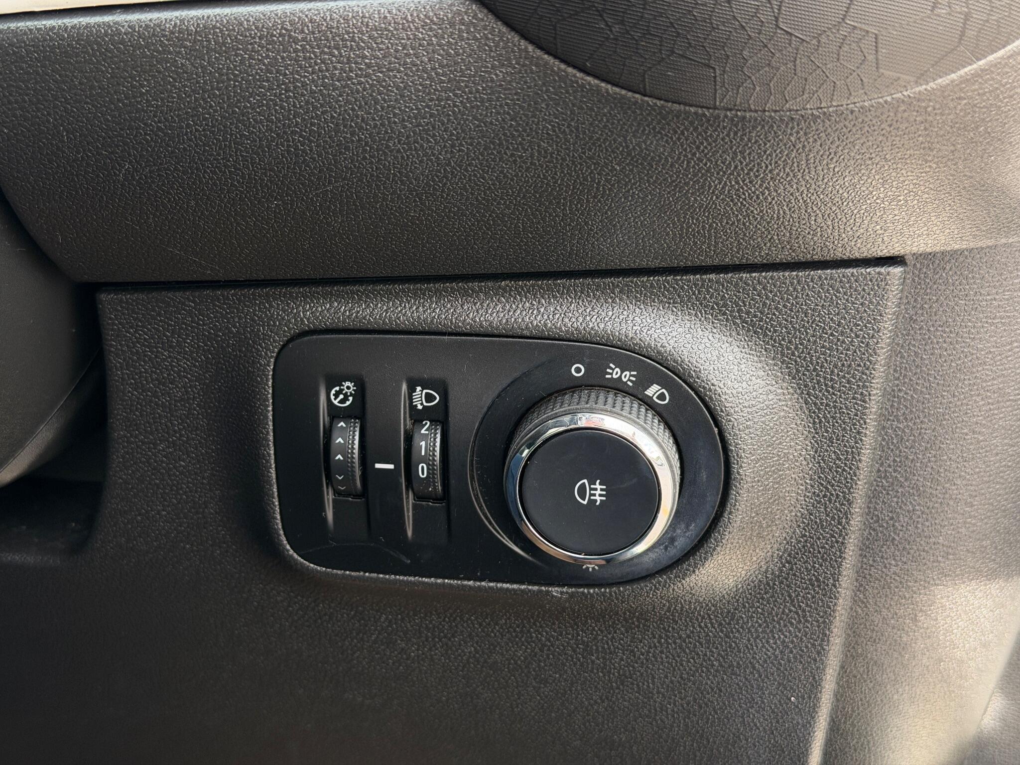 2015 Vauxhall ADAM image 17