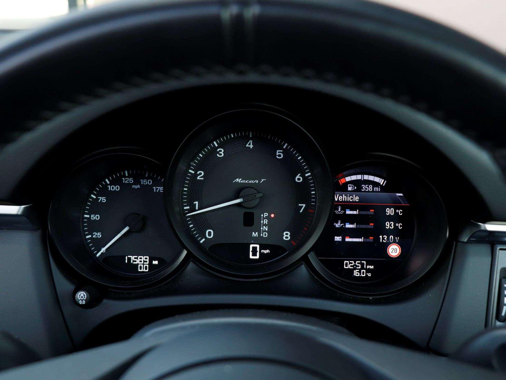Porsche Macan view 13
