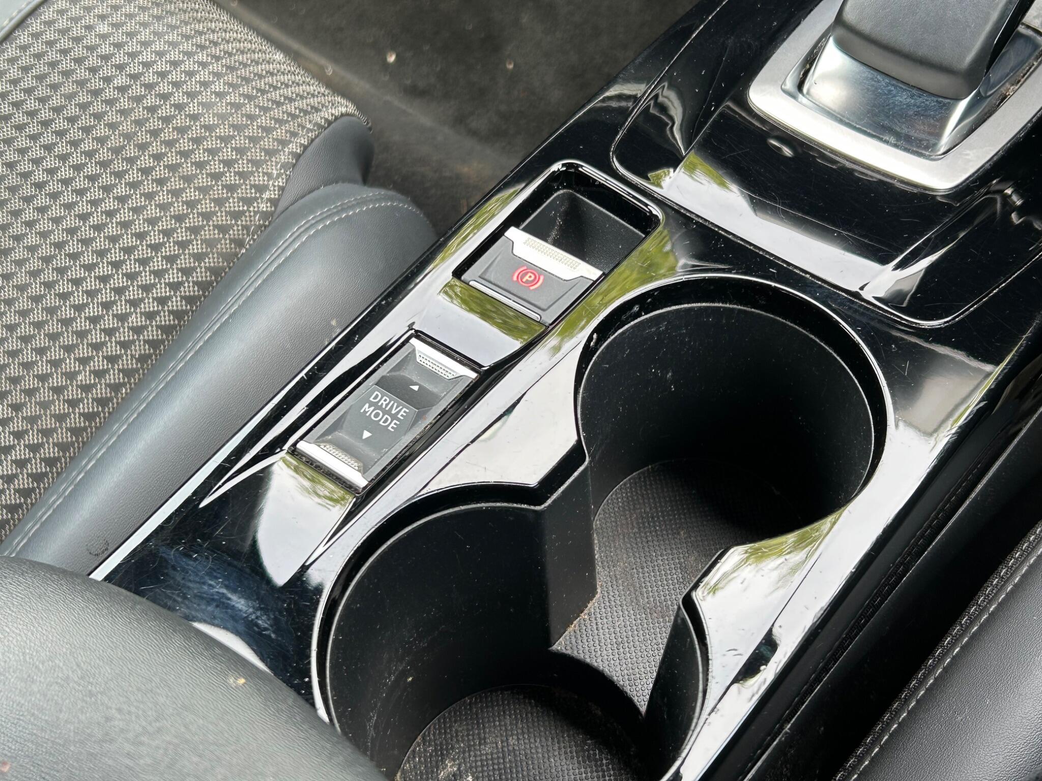 Peugeot E-2008 view 13