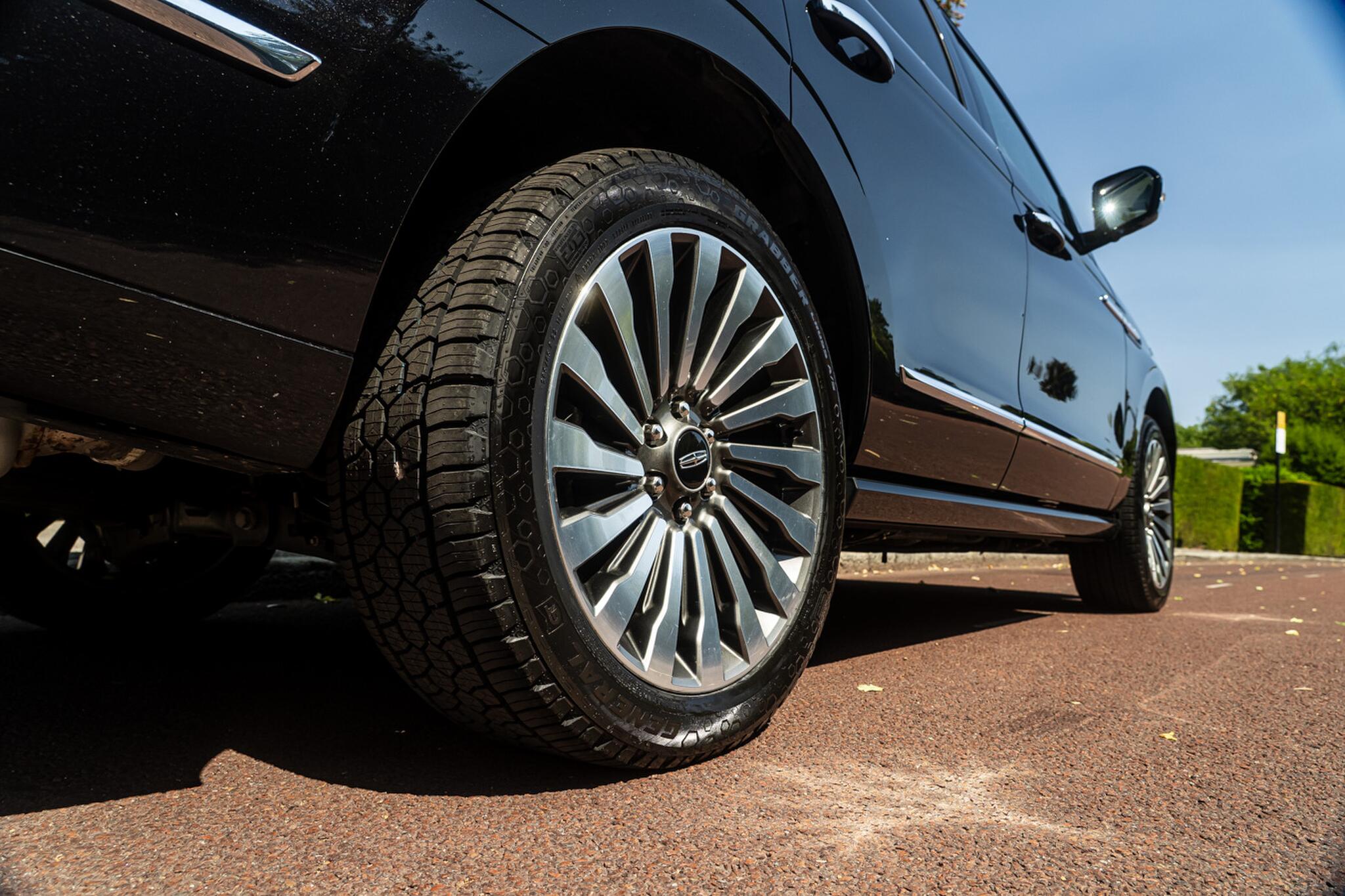 Lincoln Navigator view 6