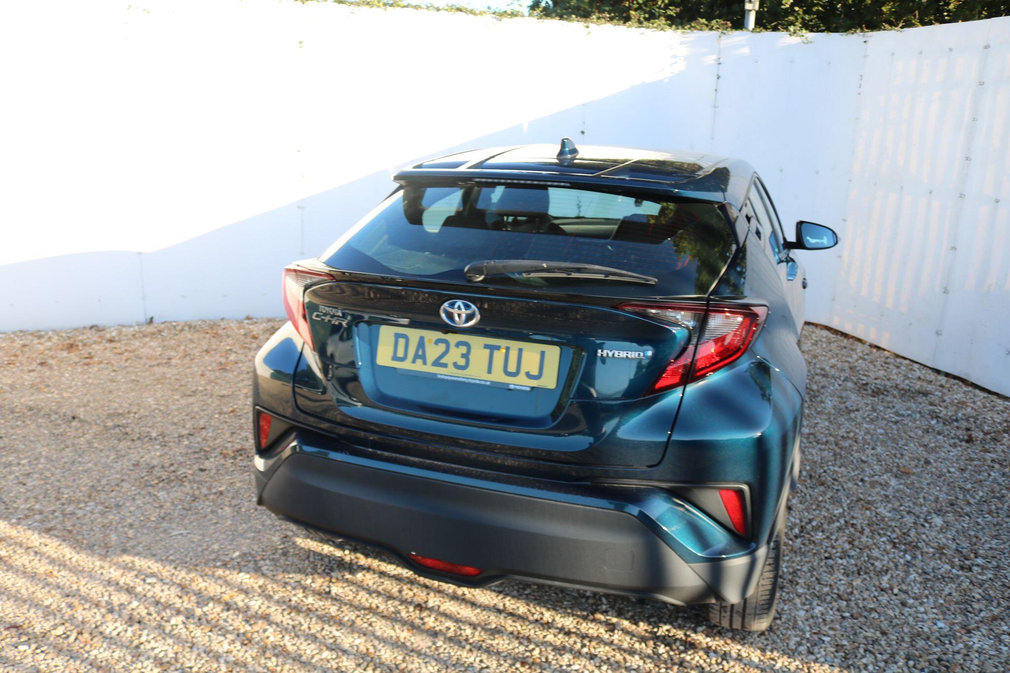 Toyota C-HR view 16