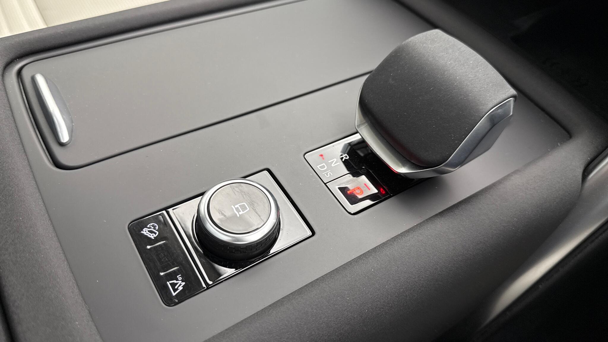 Land Rover Discovery view 13