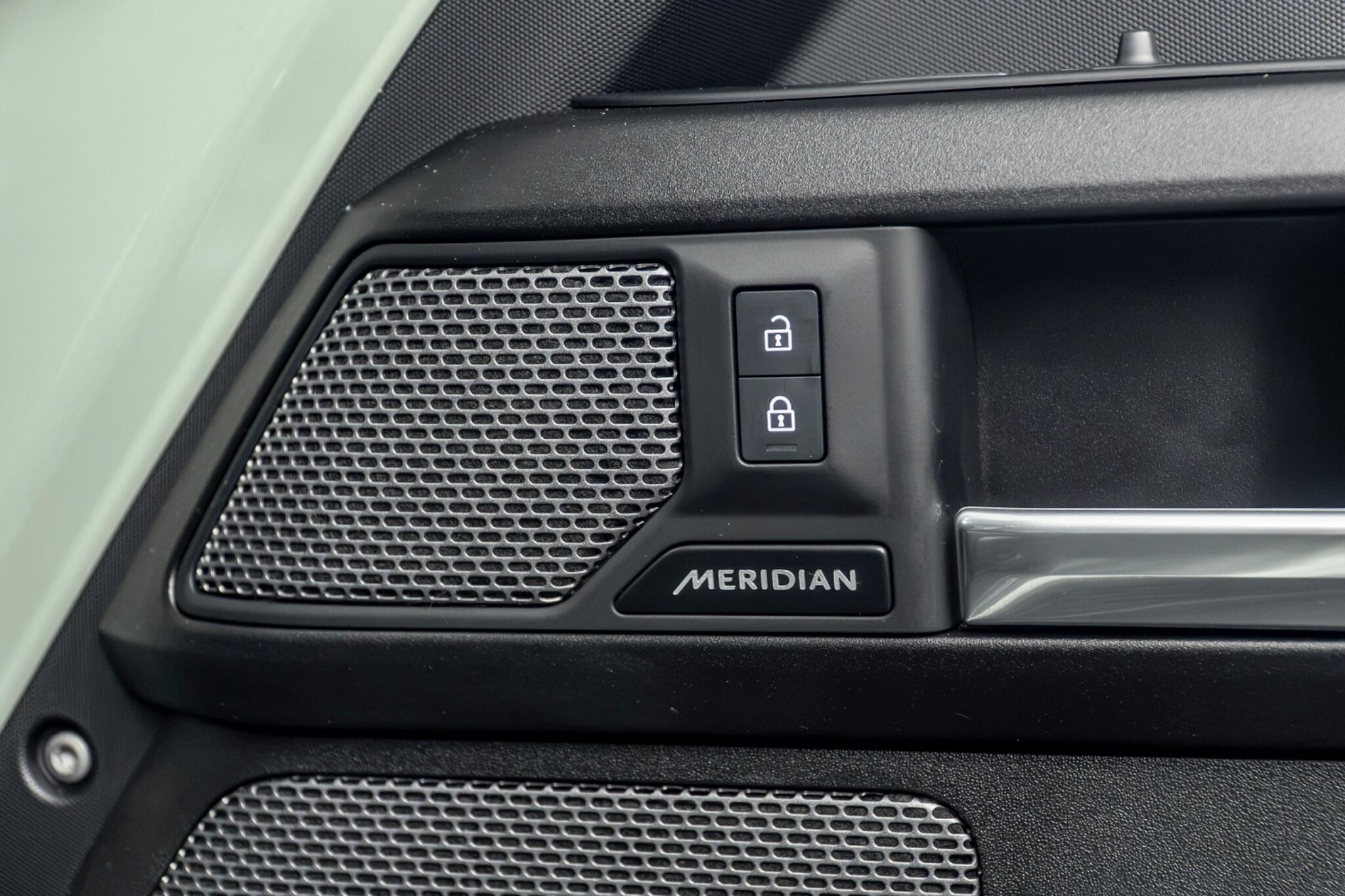 Land Rover Defender view 39