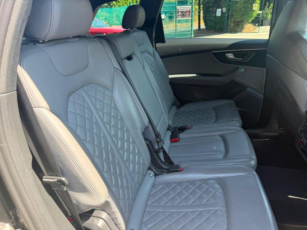 Audi SQ7 view 16
