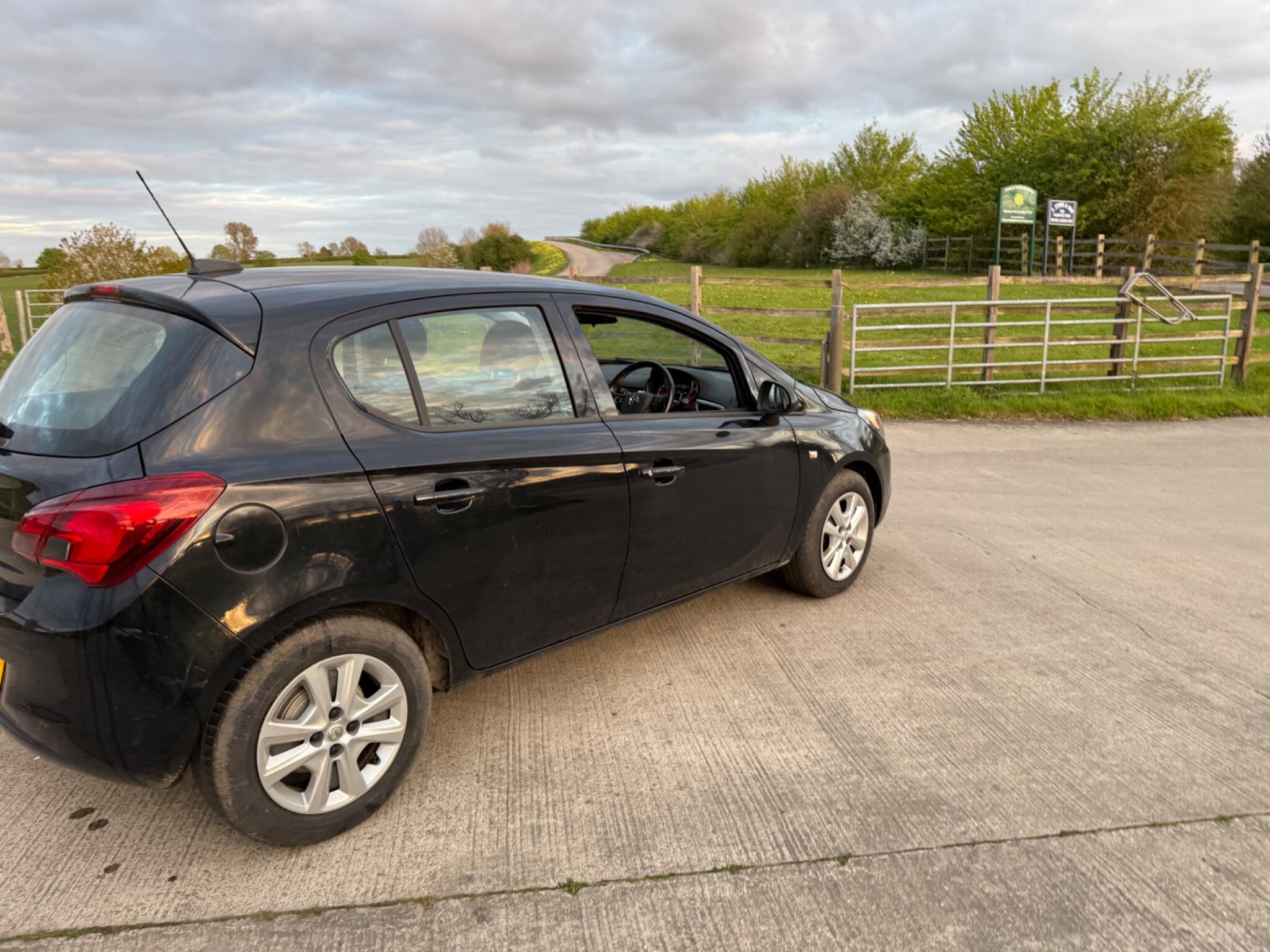 Vauxhall Corsa 1.4i Design Euro 6 (s/s) 5dr — photo 27 of 104