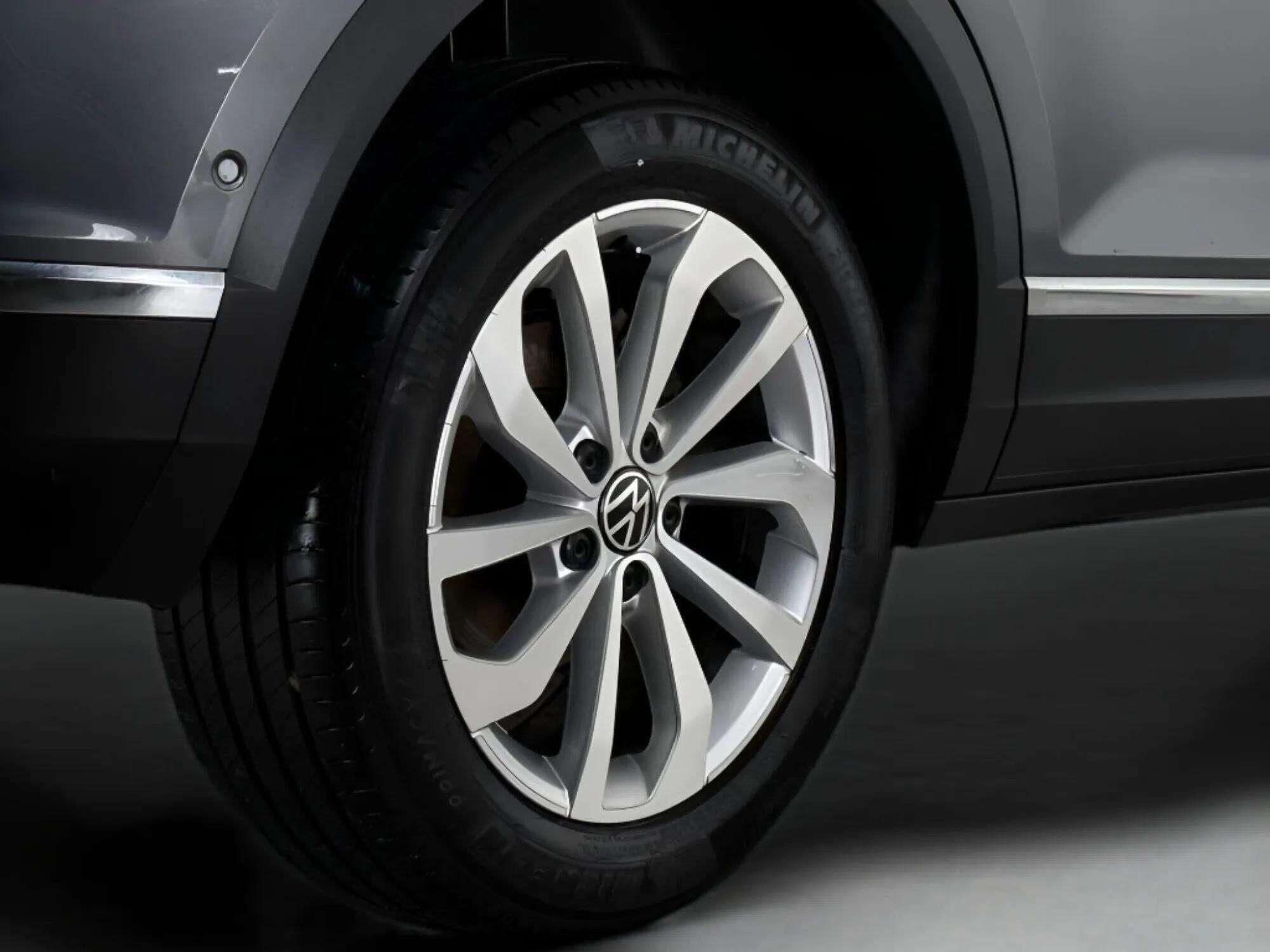 Volkswagen T-Roc view 9