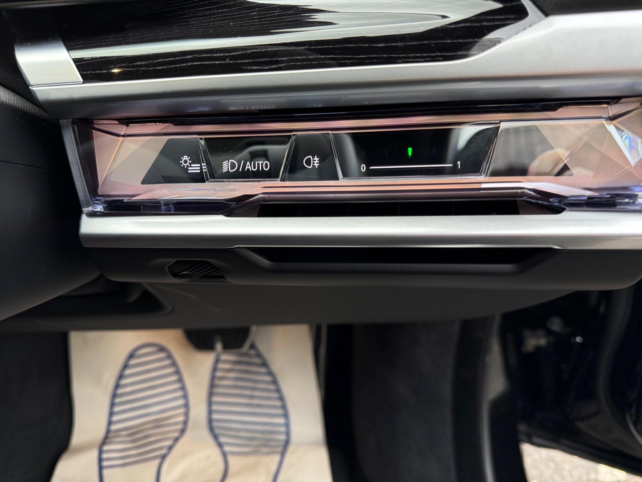 BMW 7 Series view 18