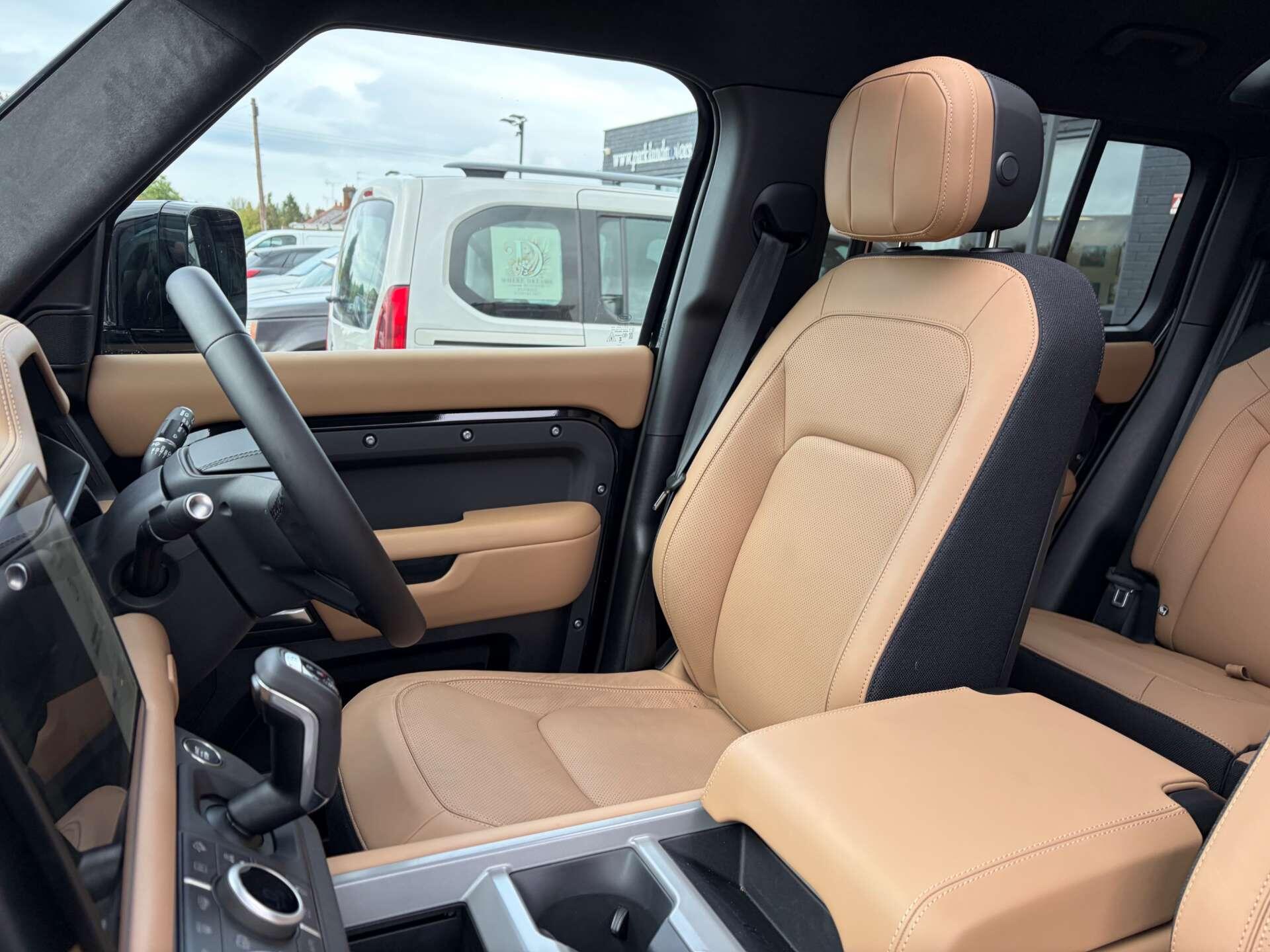 Land Rover Defender 110 view 18