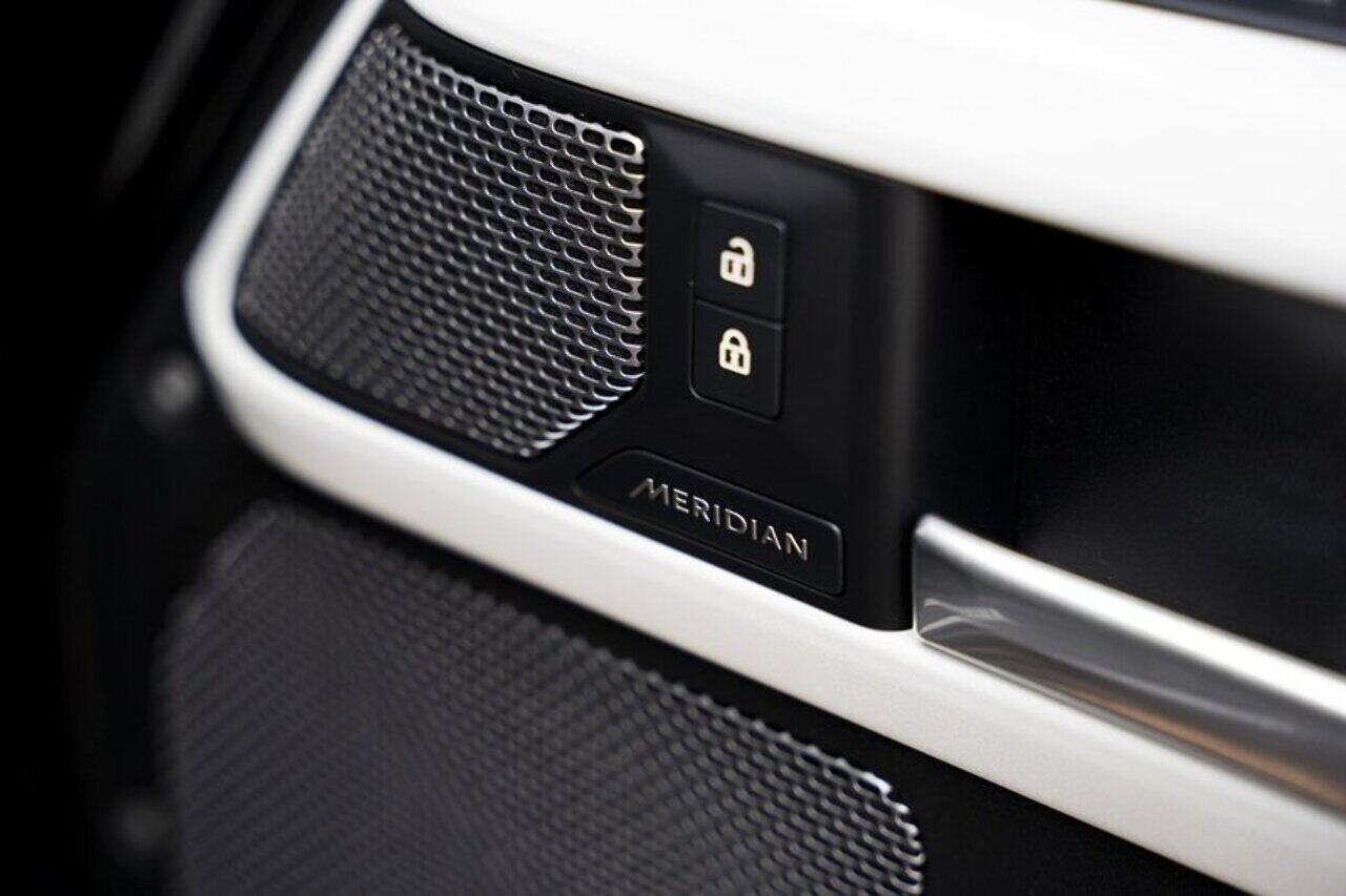 Land Rover Defender view 17