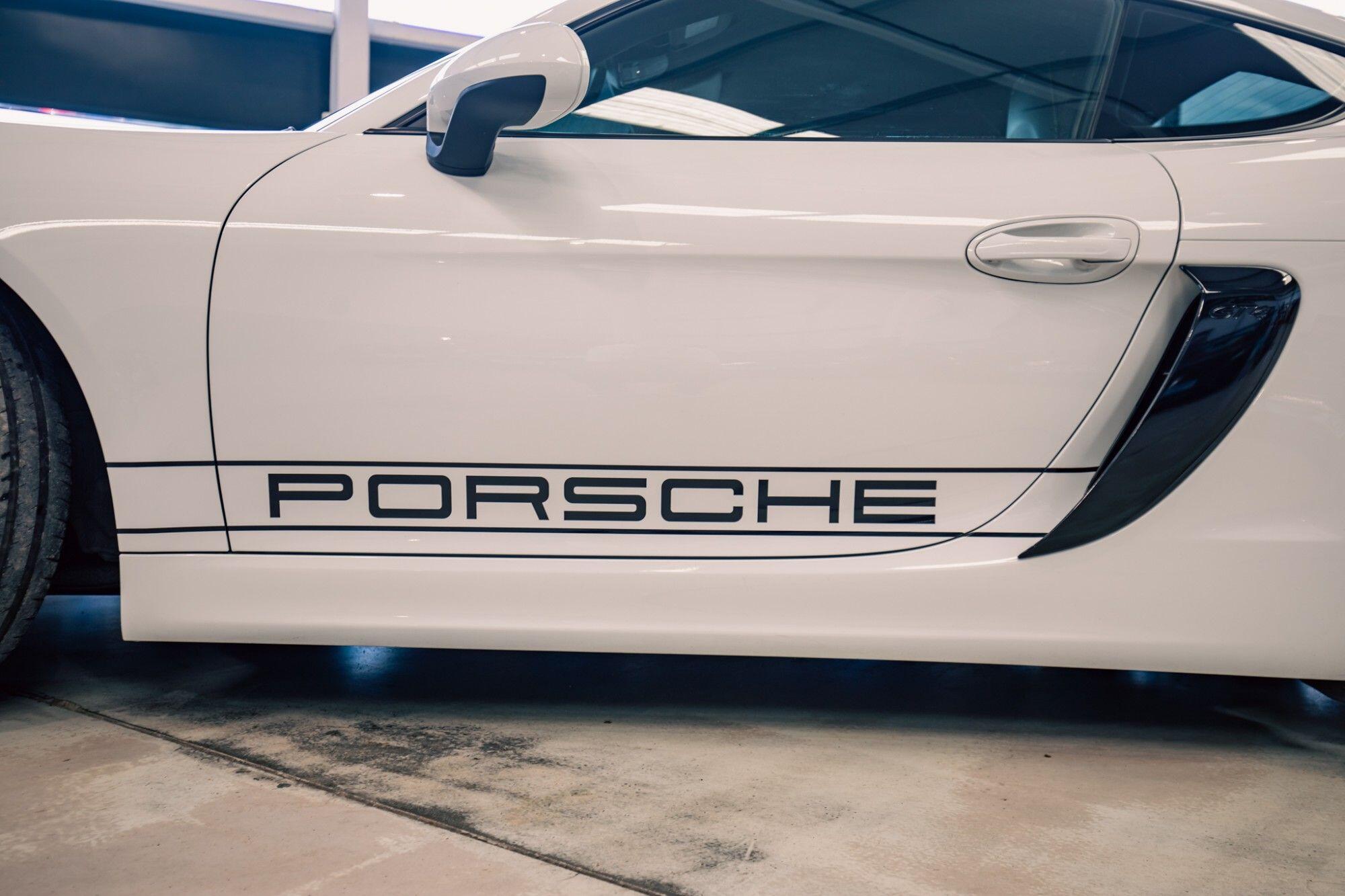 Porsche Cayman view 8