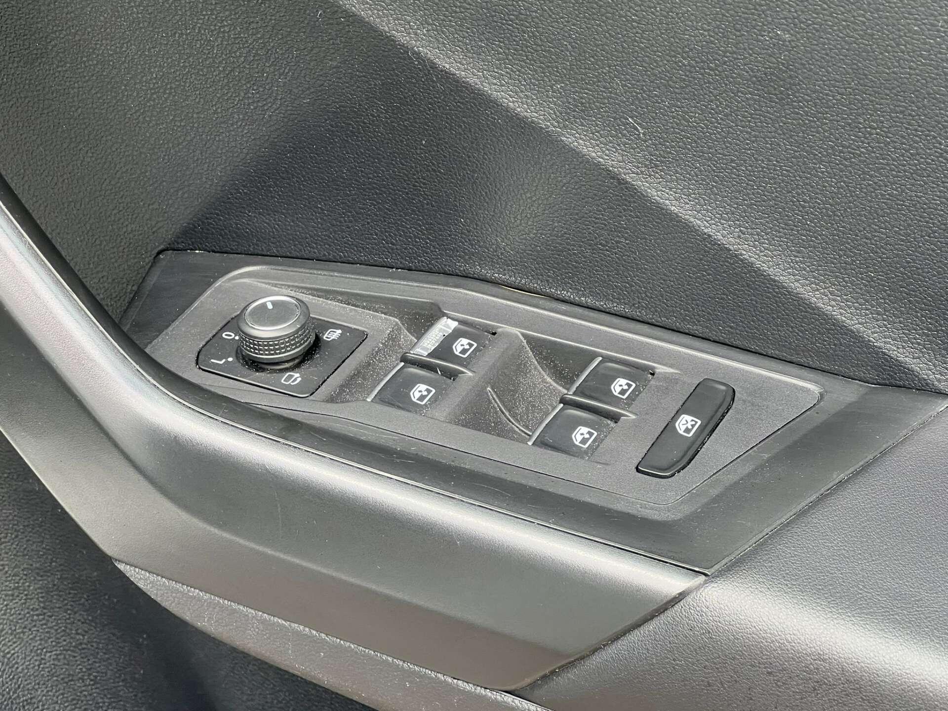 Volkswagen T-Roc view 25