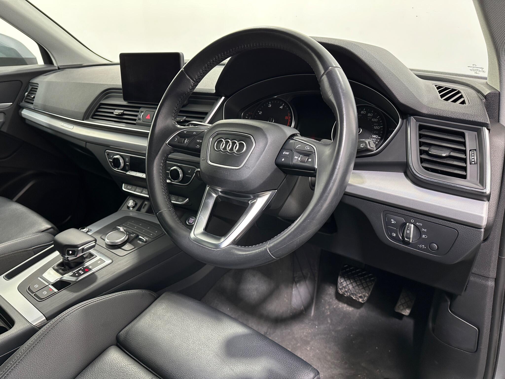 Audi Q5 view 11