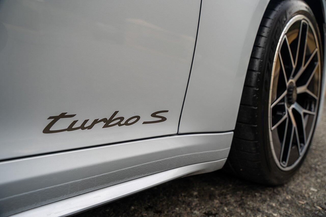 Porsche 911 view 7