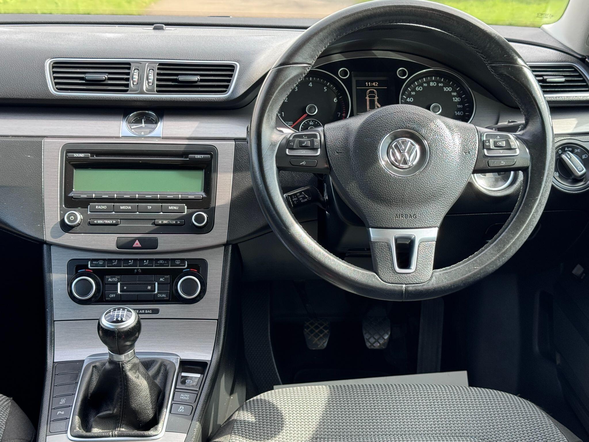 2011 Volkswagen Passat image 5