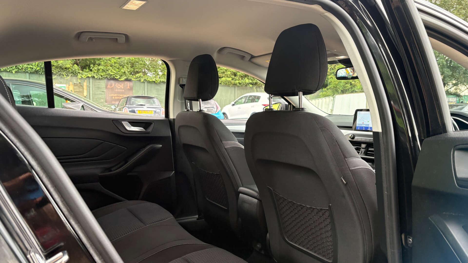 Ford Focus view 9