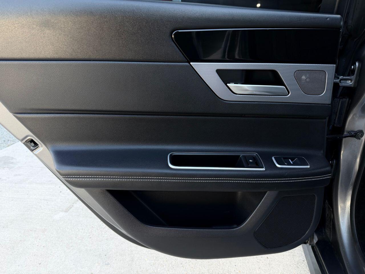 Jaguar XF view 17