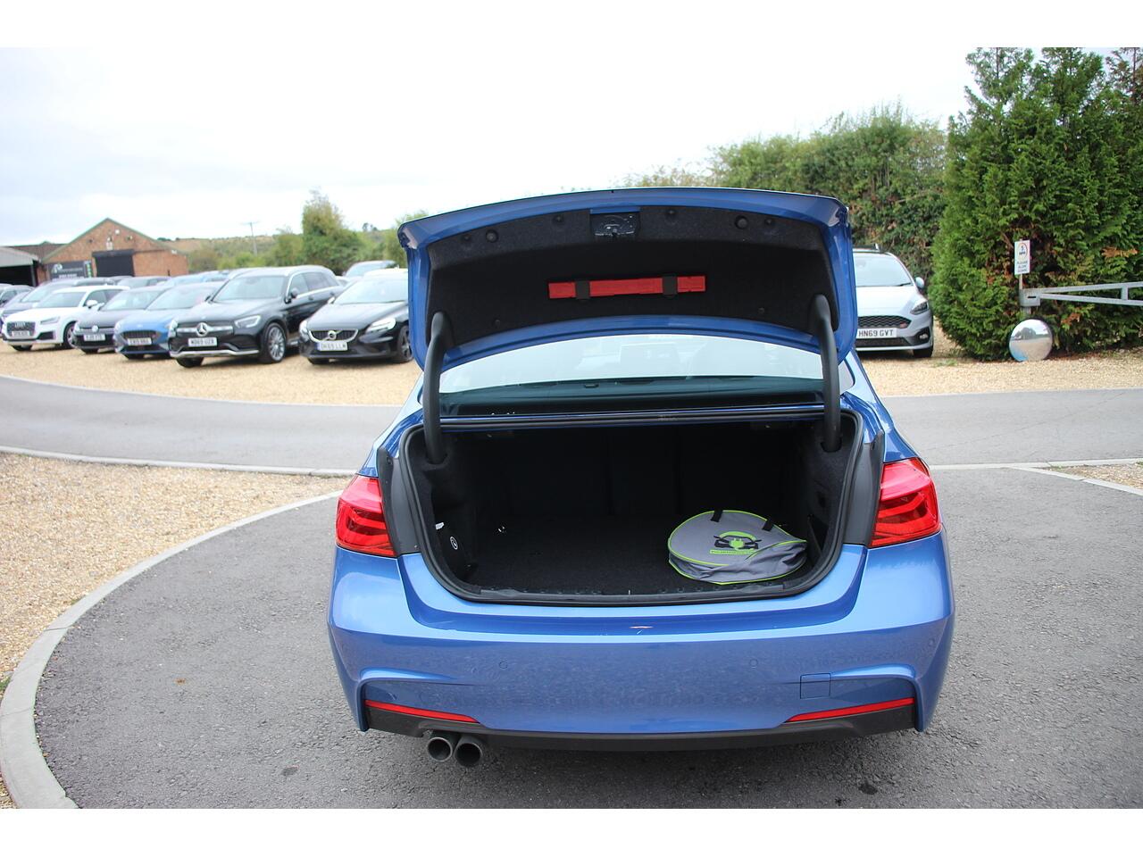 BMW 3 Series view 28