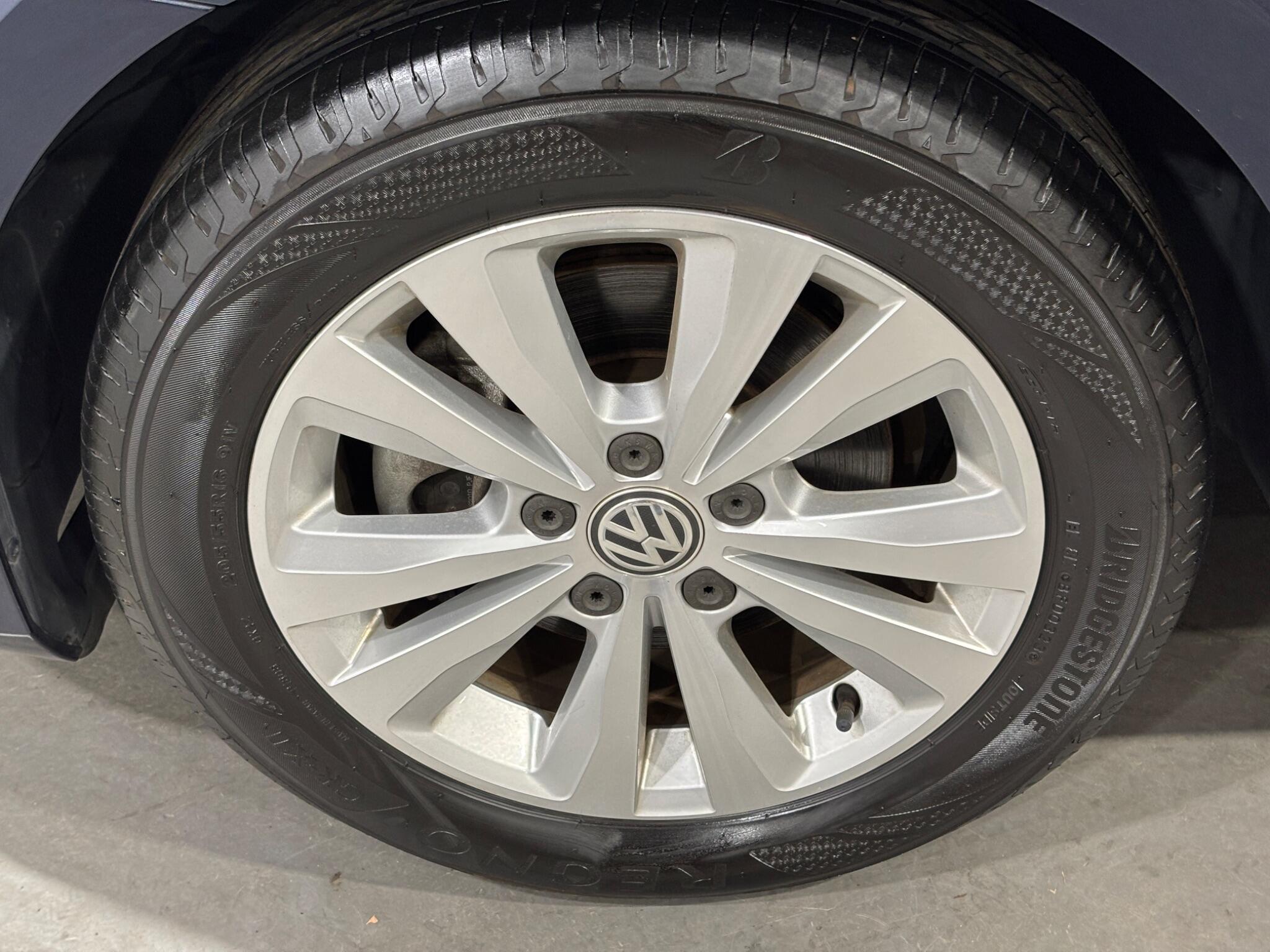 Volkswagen Golf view 64