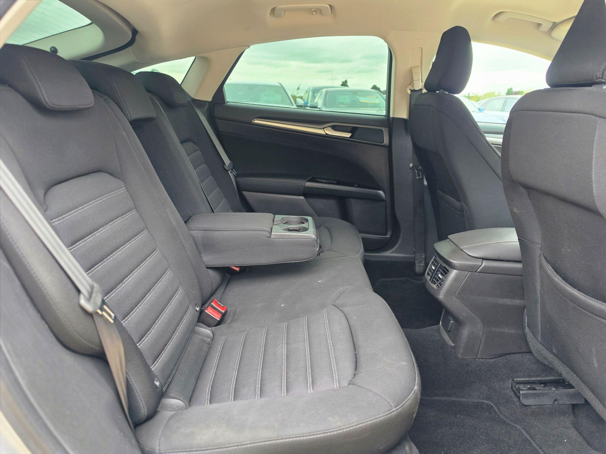 Ford Mondeo view 9