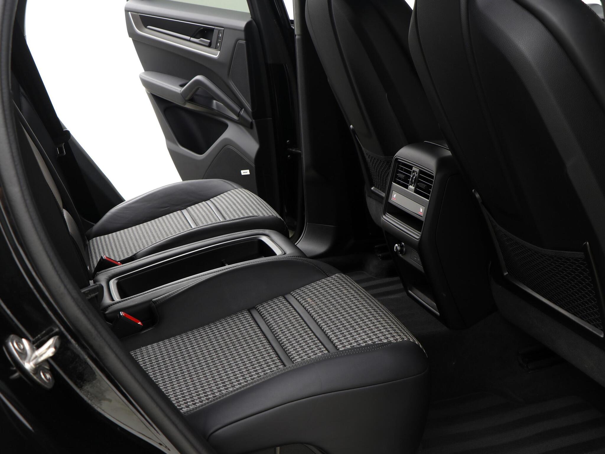 Porsche Cayenne view 25