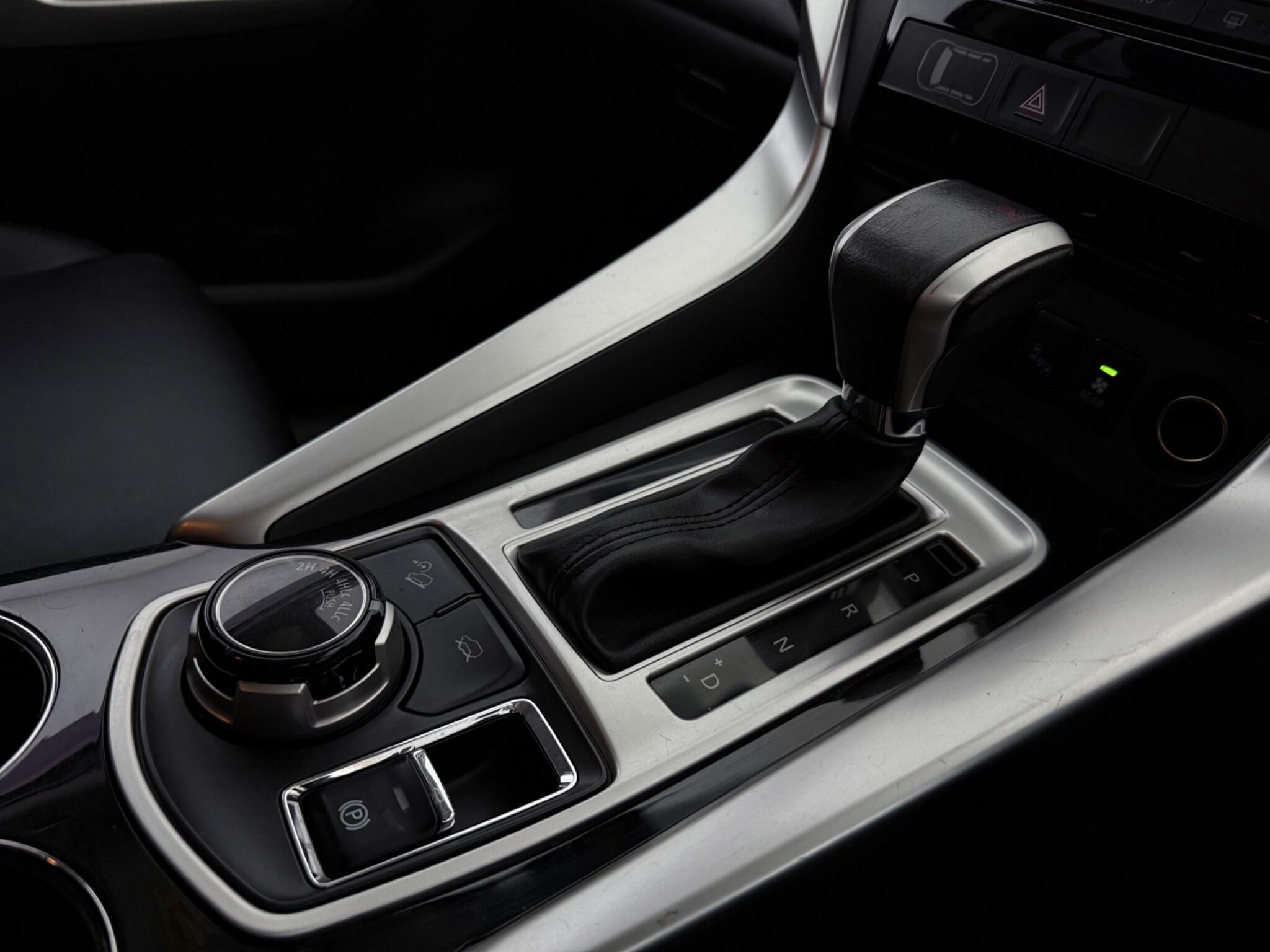 Mitsubishi Shogun Sport view 21