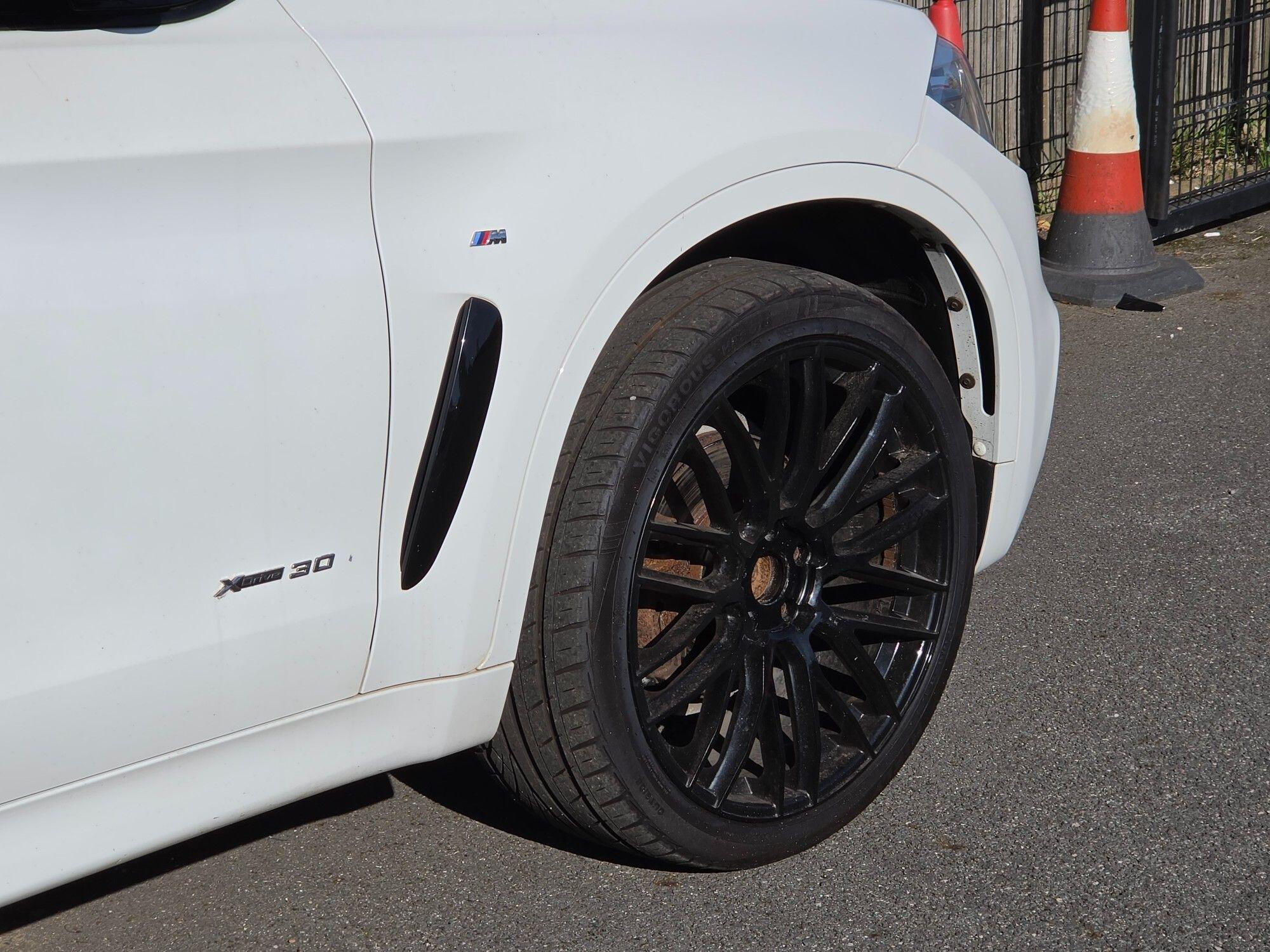 BMW X6 view 23