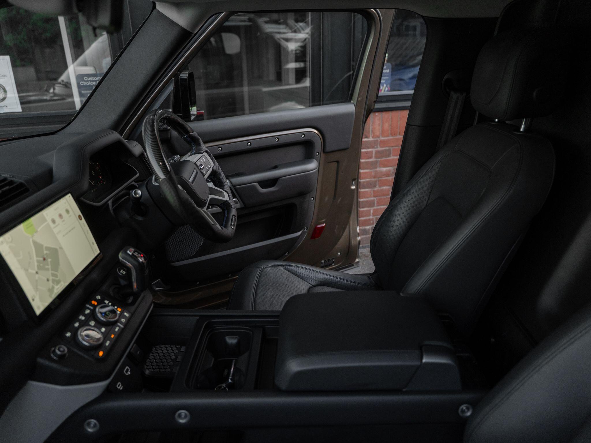 Land Rover Defender 90 view 52