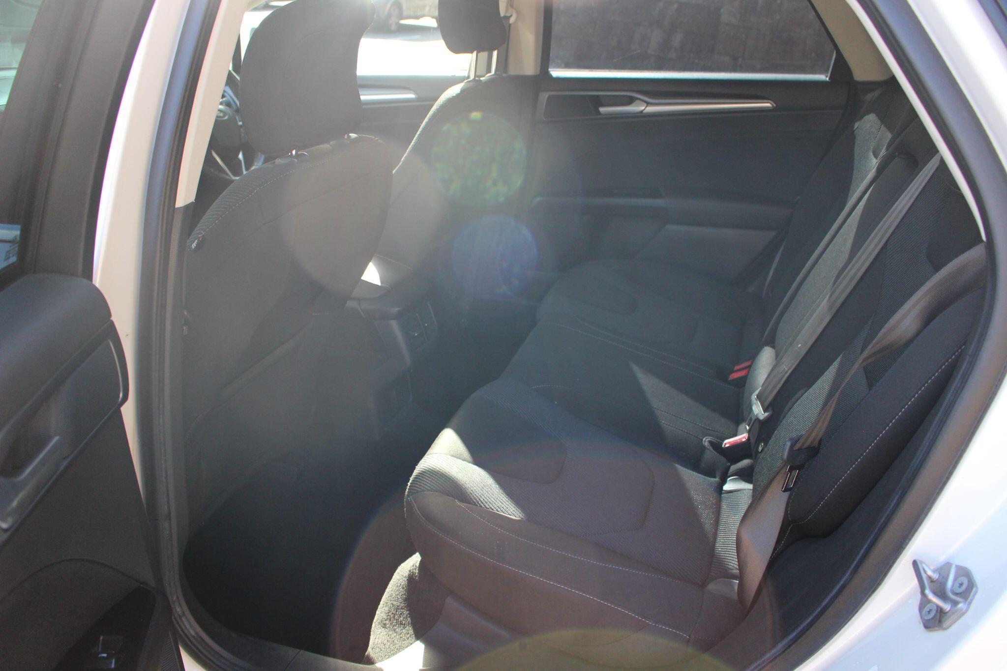 Ford Mondeo view 19