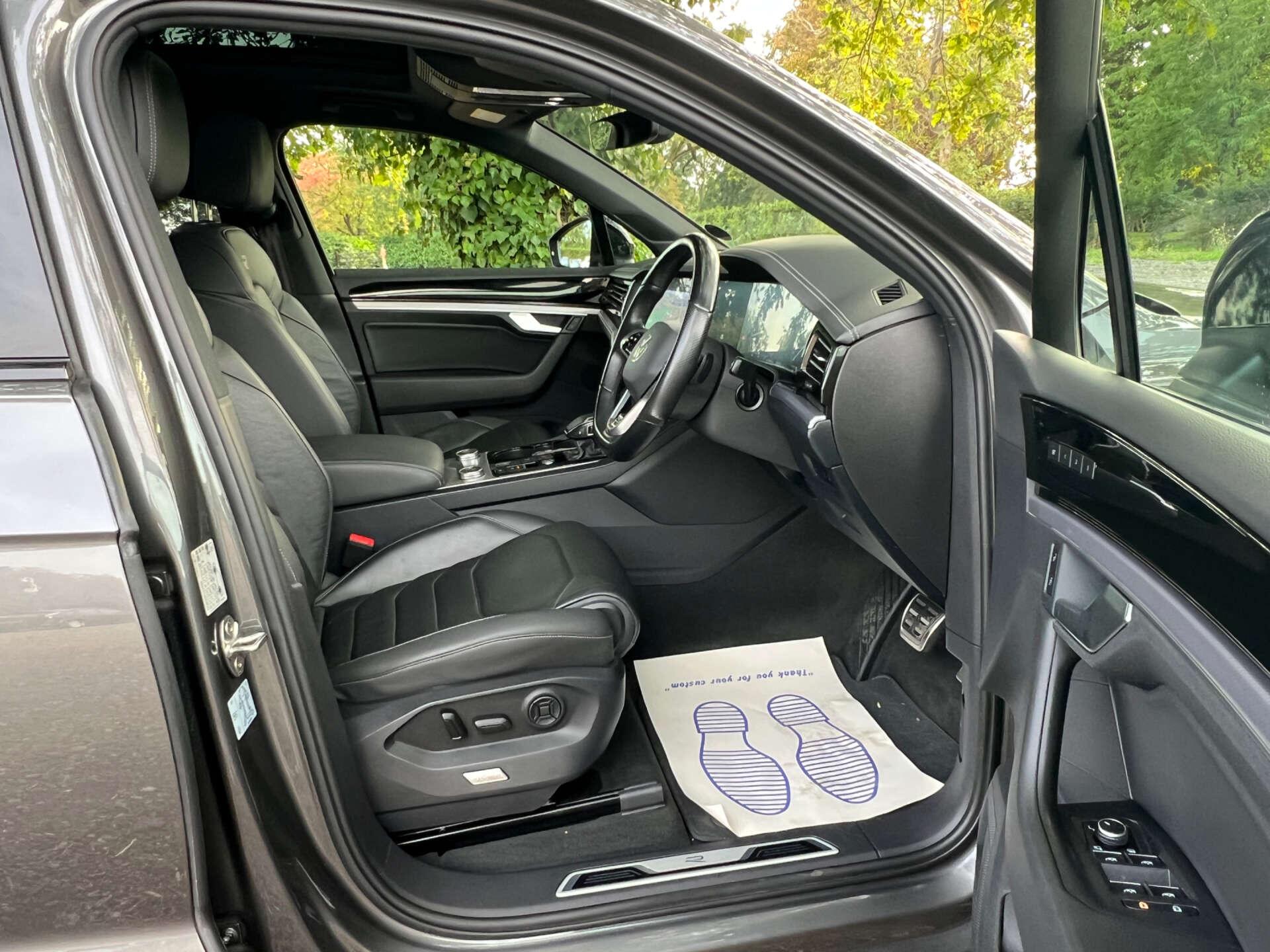 Volkswagen Touareg view 20