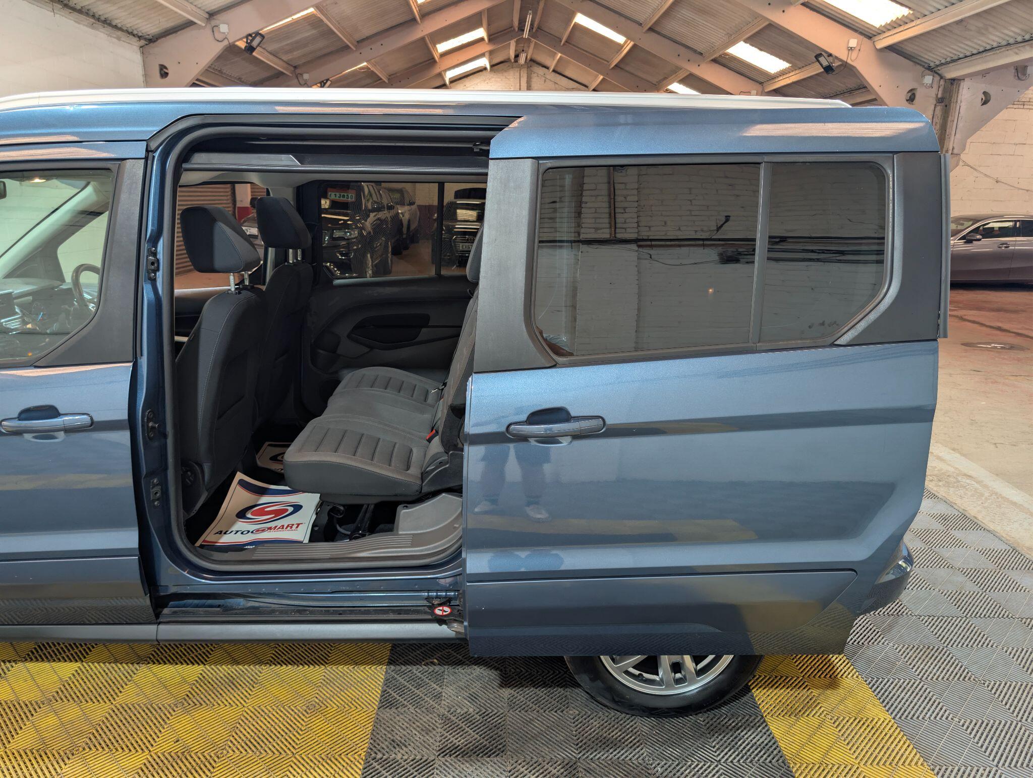 Ford Grand Tourneo Connect view 11