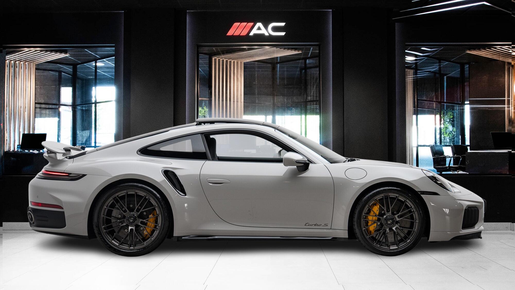 Porsche 911 view 5