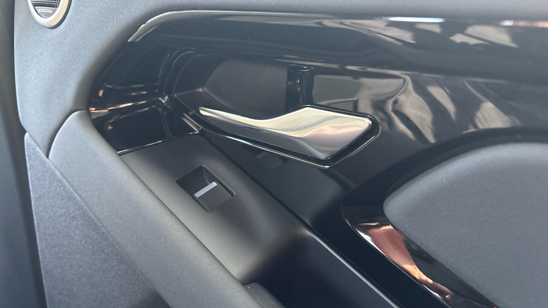 Land Rover Range Rover Evoque view 32