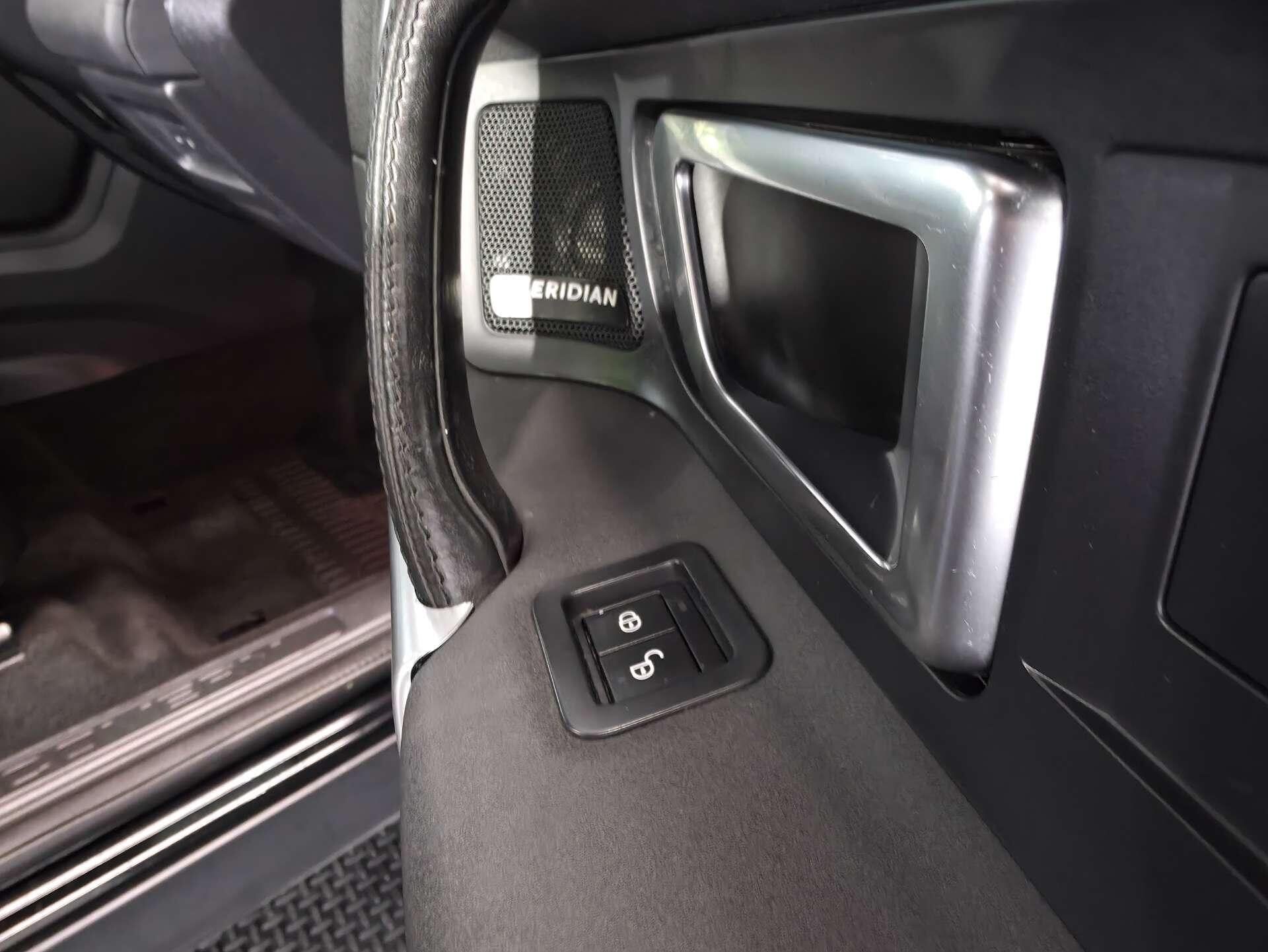 Land Rover Discovery Sport view 32
