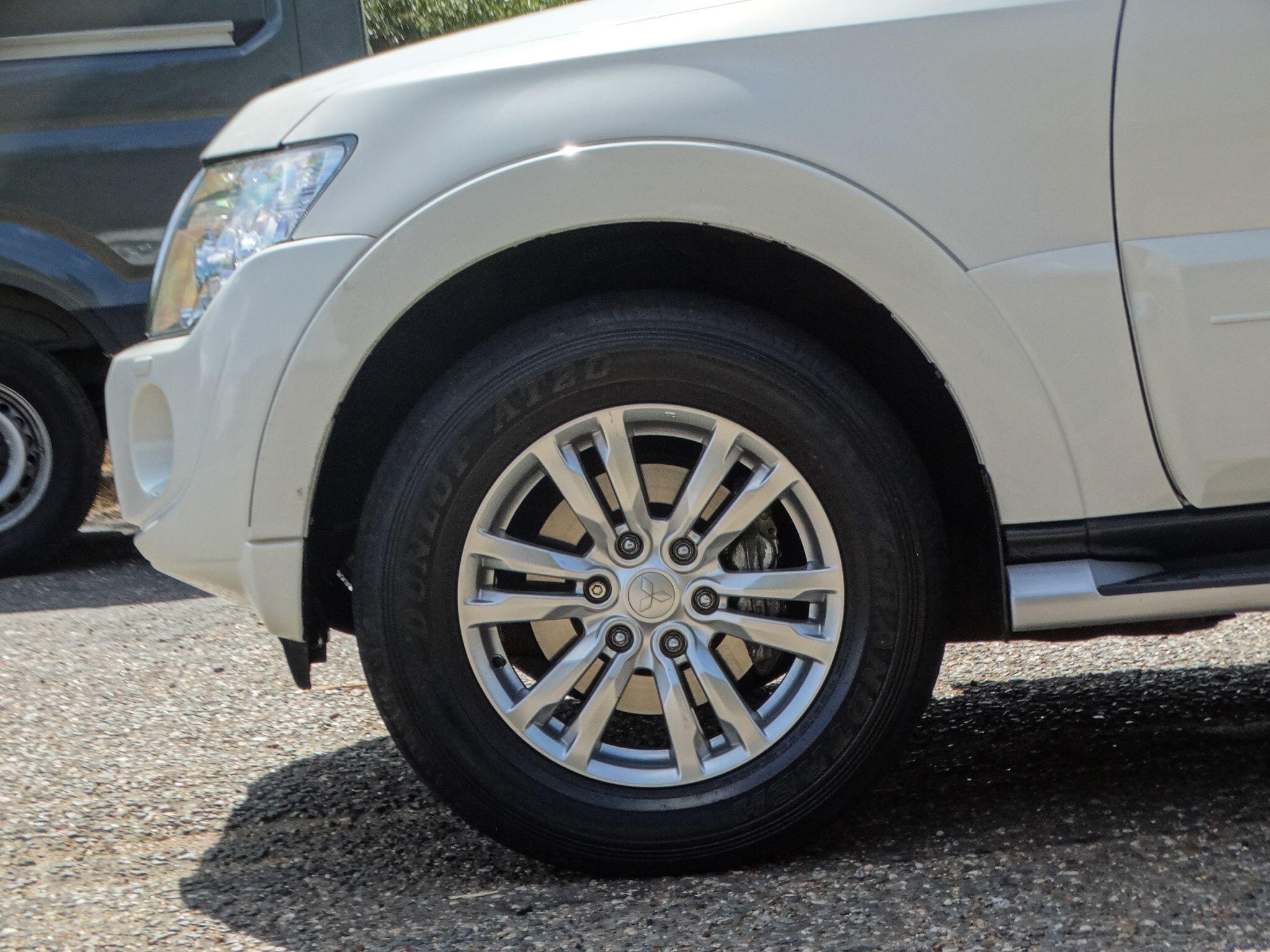 Mitsubishi Shogun view 5