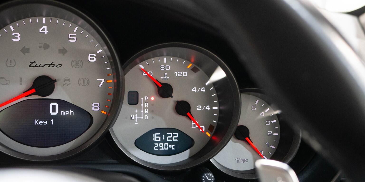 Porsche 911 view 34