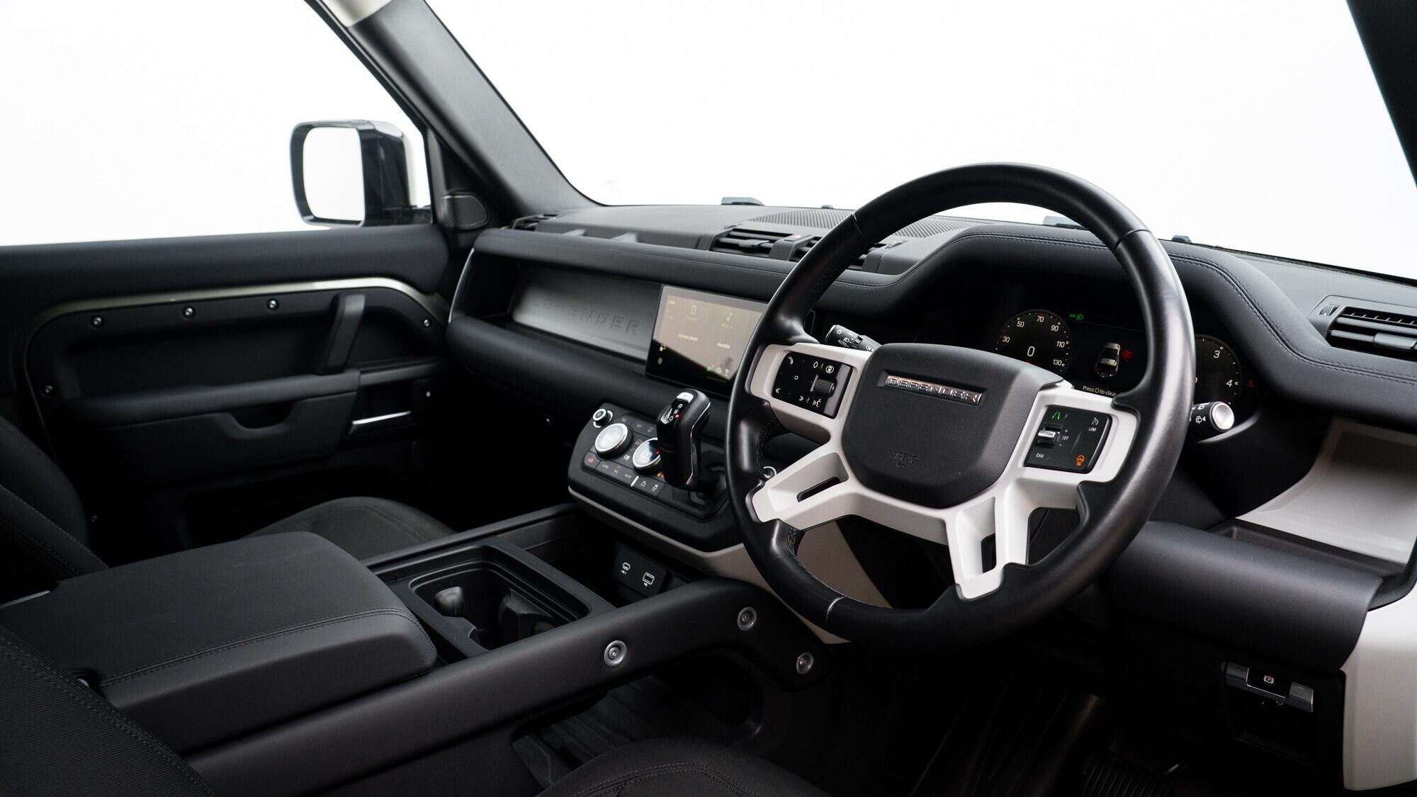 Land Rover Defender 90 view 5