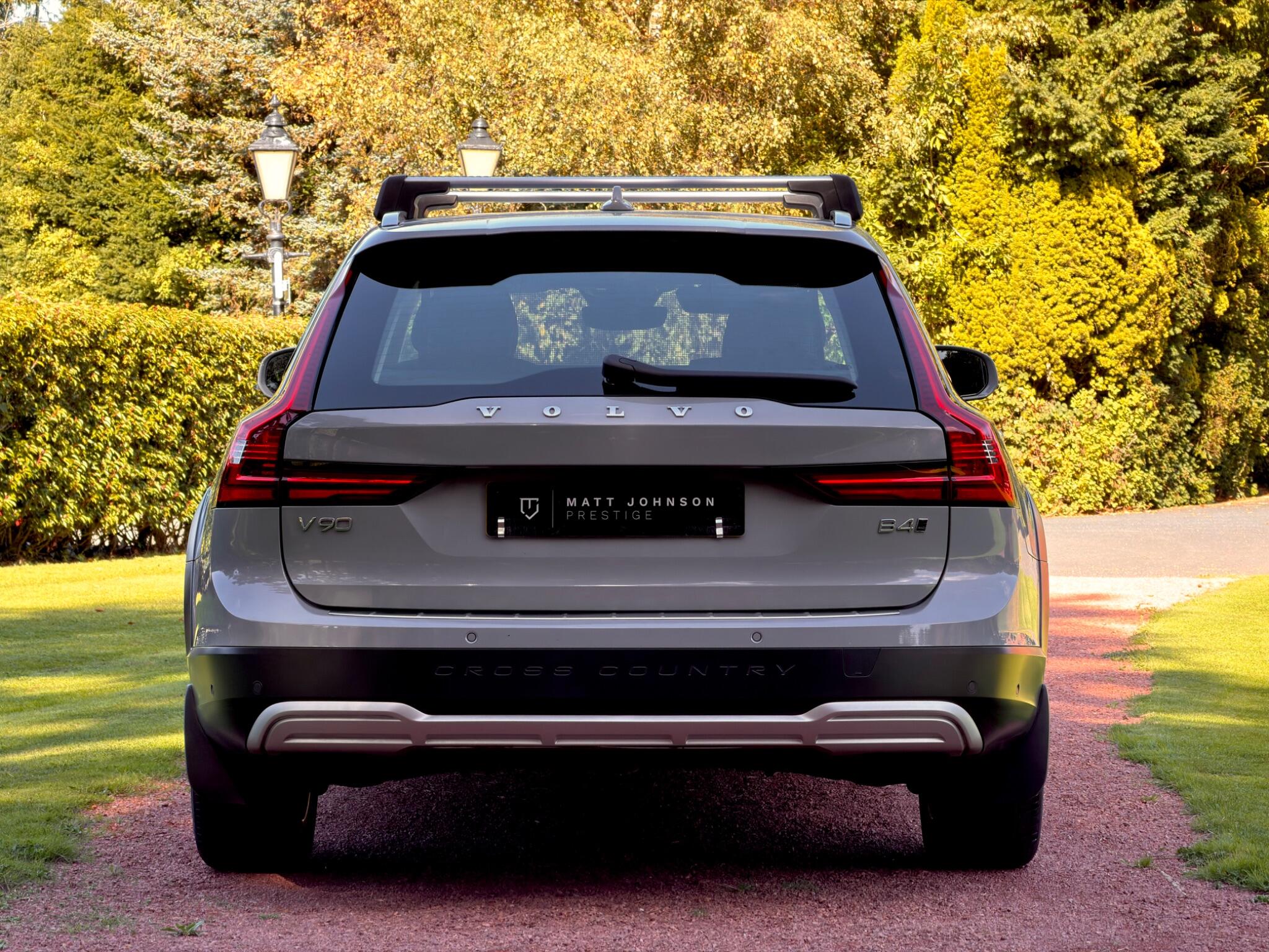 Volvo V90 Cross Country view 36