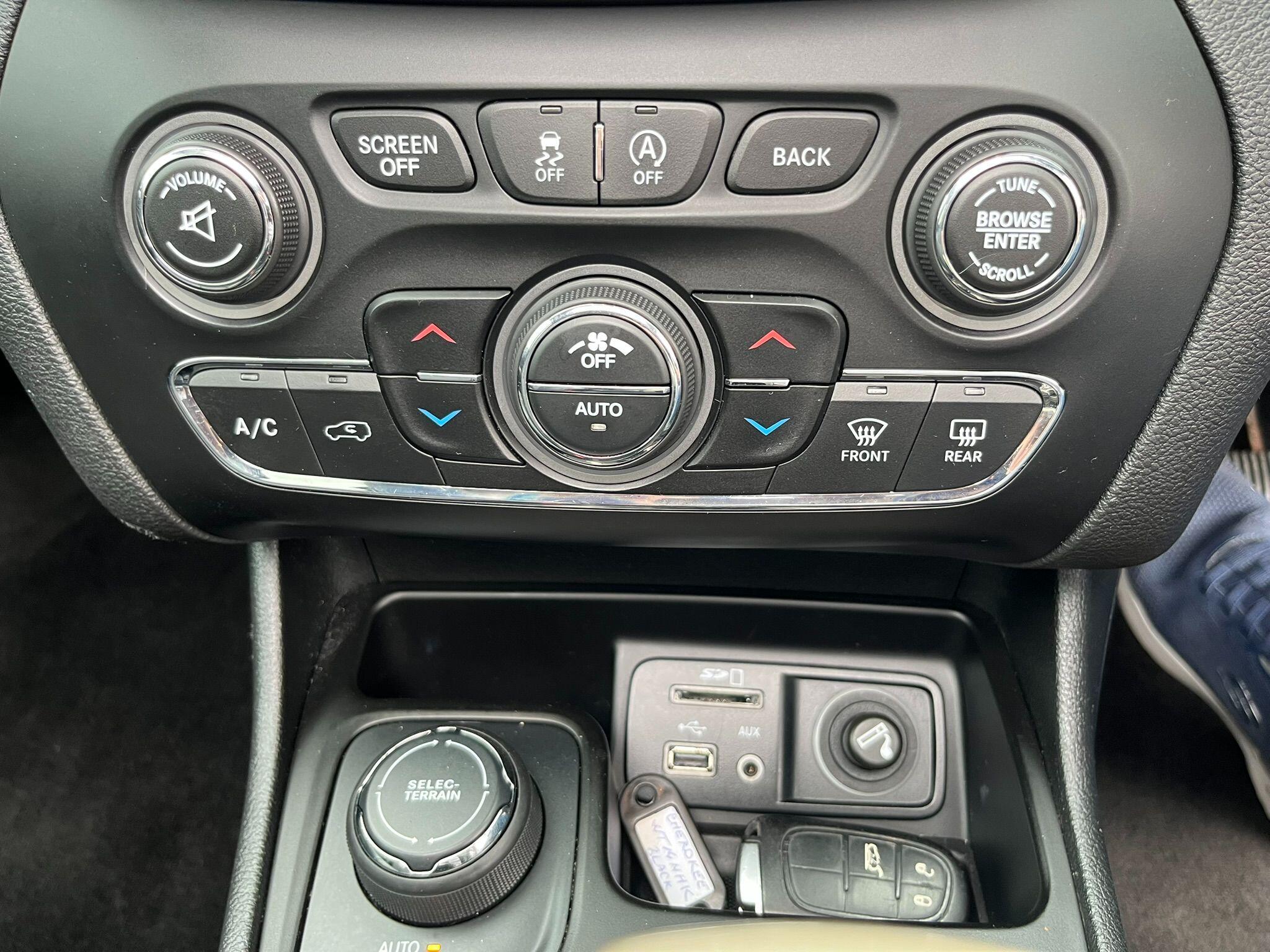 Jeep Cherokee view 12