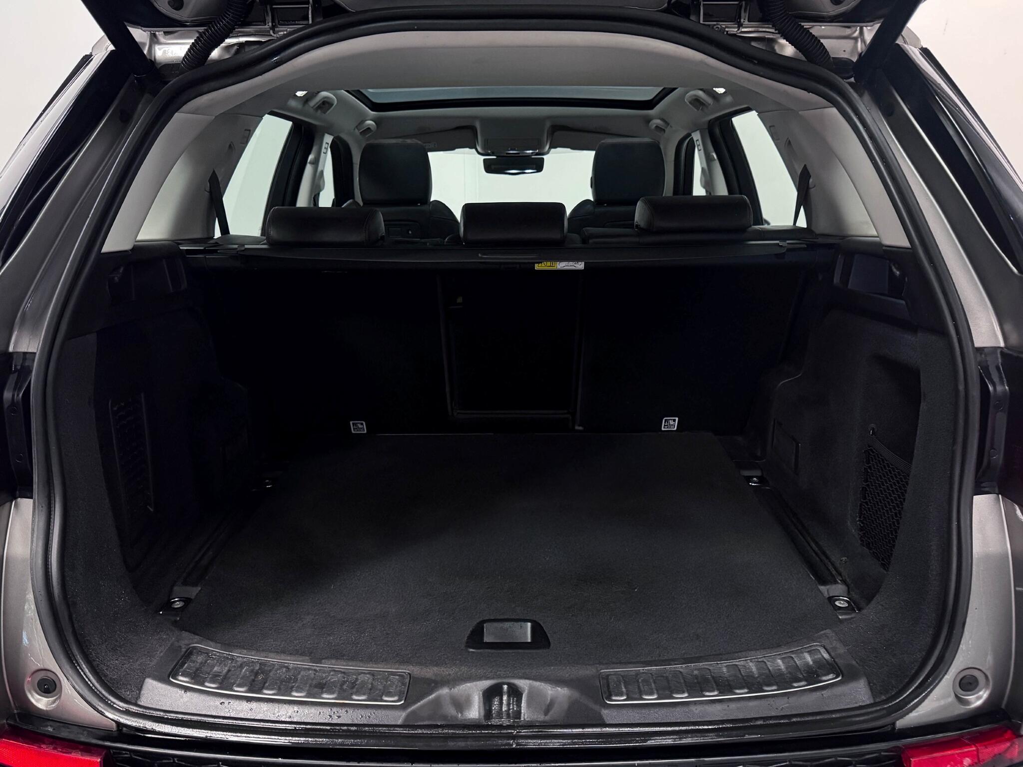 Land Rover Discovery Sport view 7