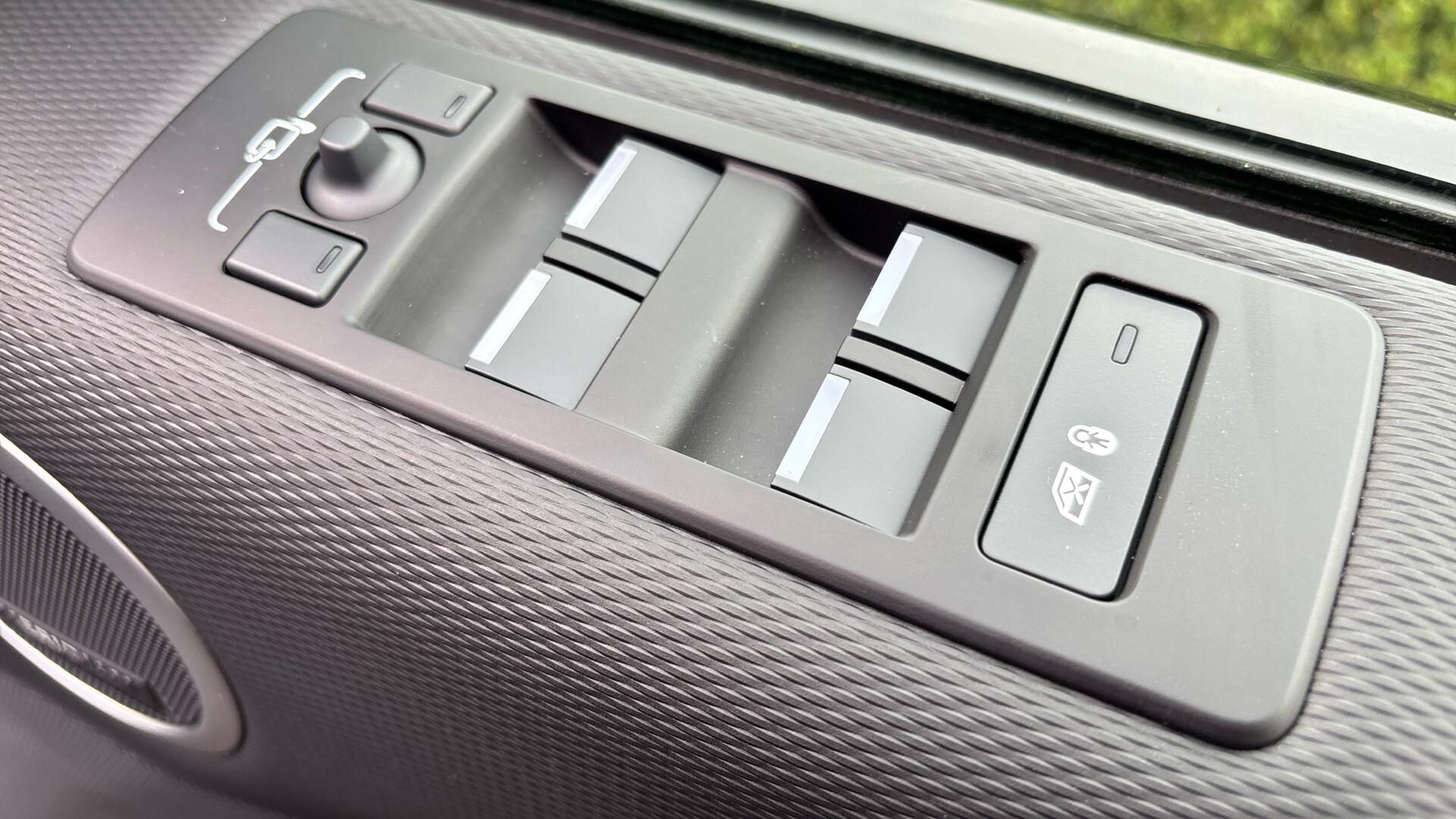Land Rover Discovery view 34