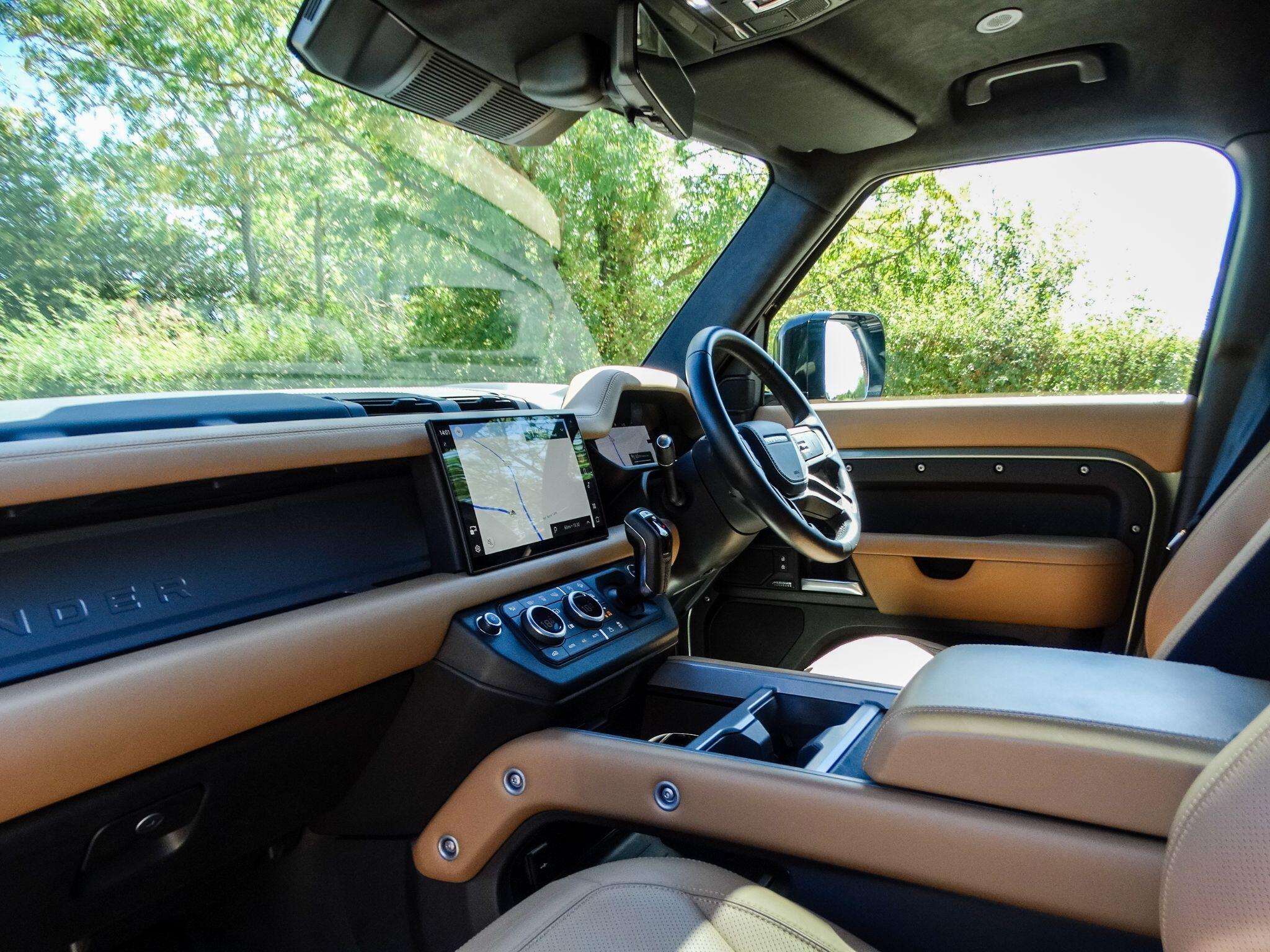 Land Rover Defender 110 view 20